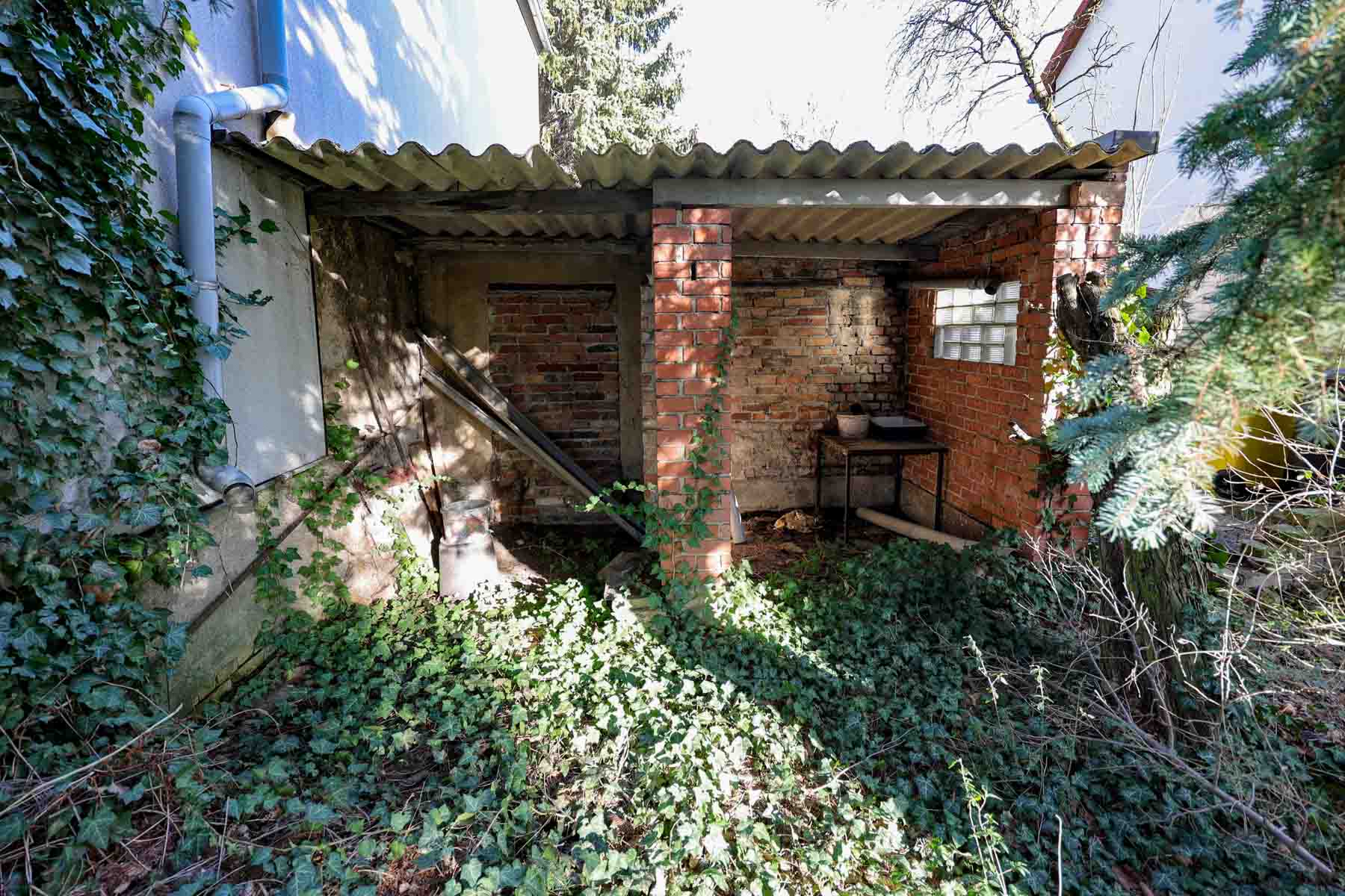 unvollendeter Anbau hinter der Garage