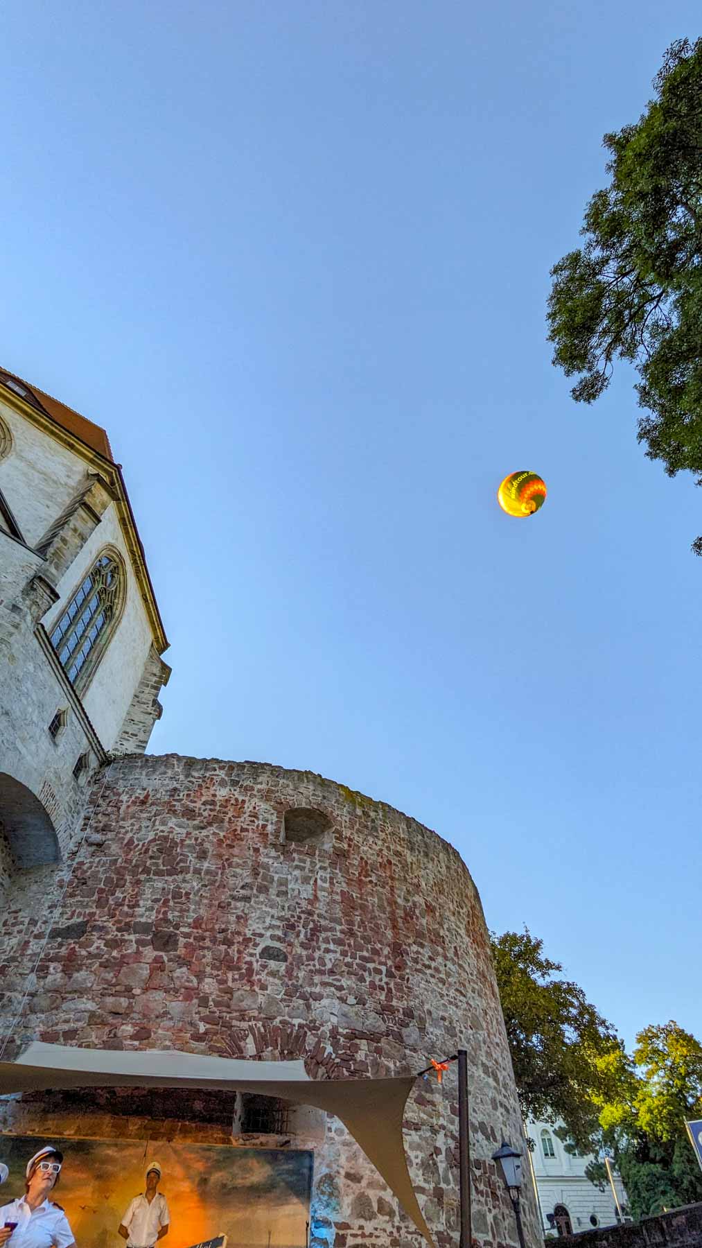 Zufällig fährt ein Ballon über unser Kreuzfahrtschiff