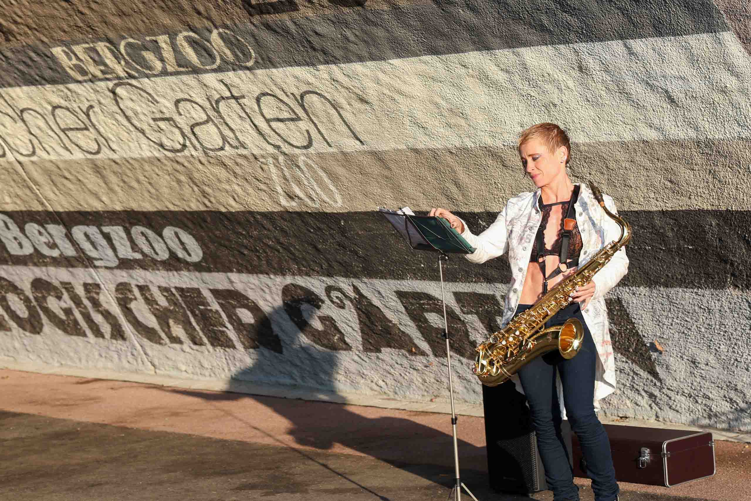 Linda Sander: "Smooth Operator"