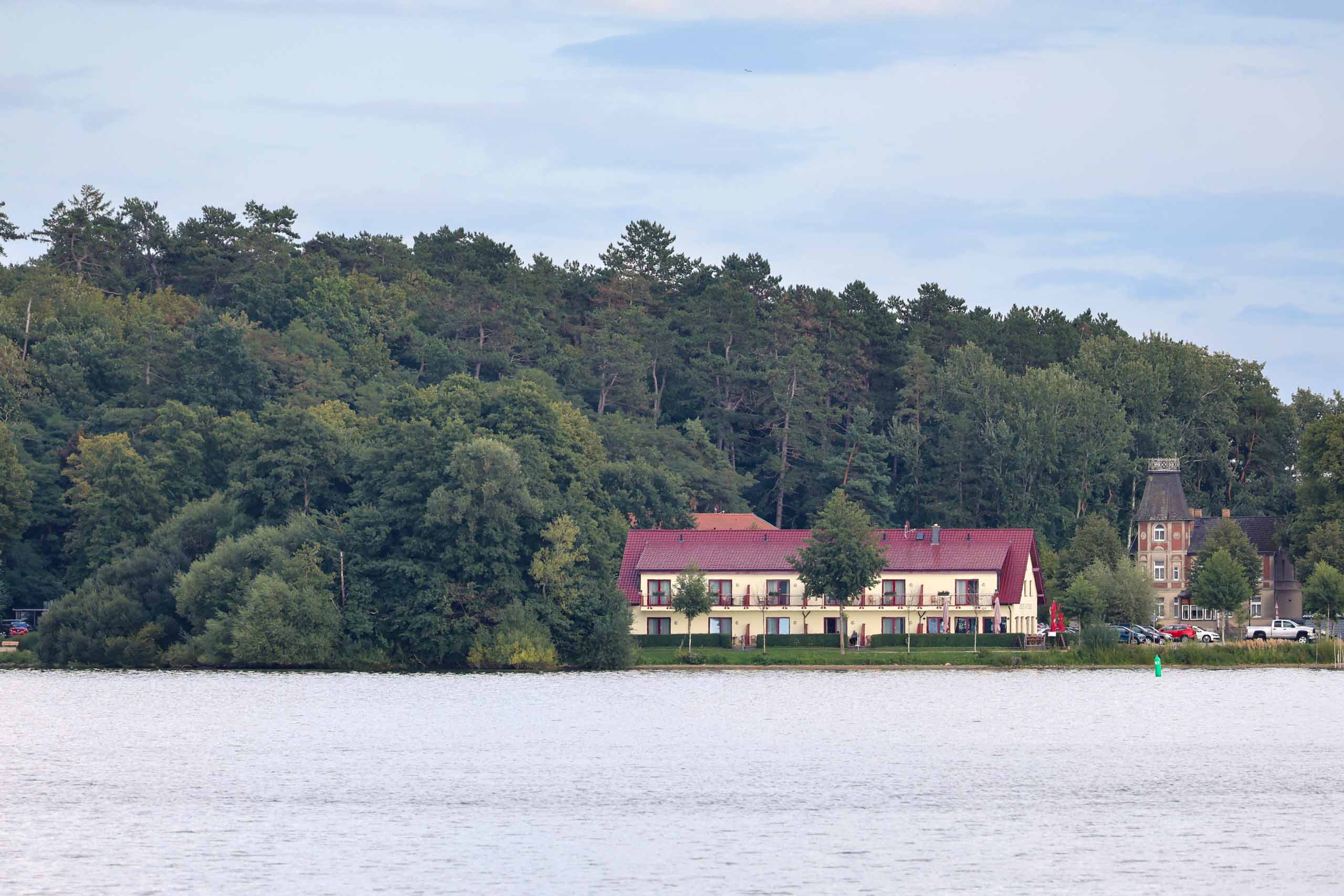 Weit im Meer ist unser Hotel