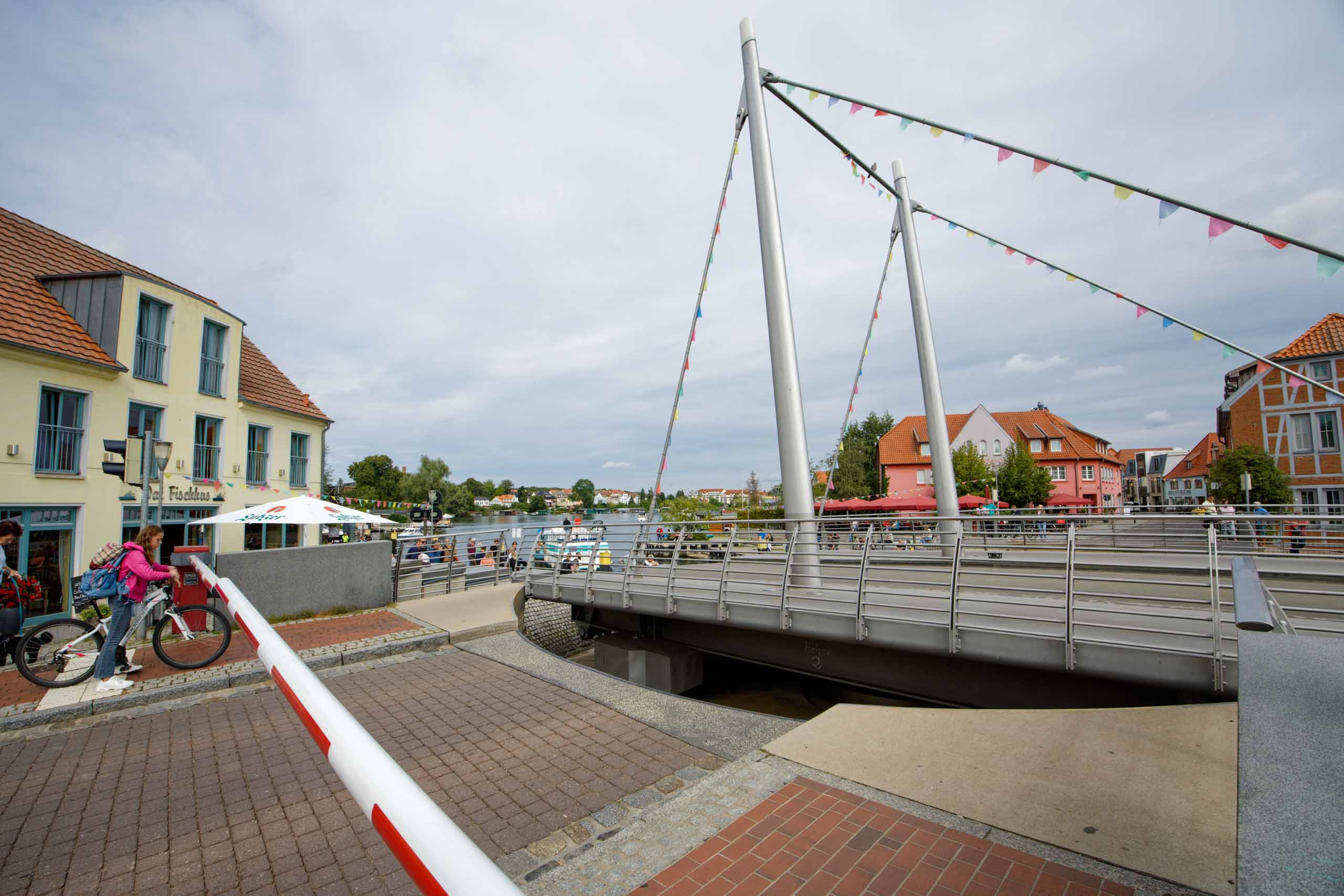Drehbare Brücke - jetzt fahren die Schiffe