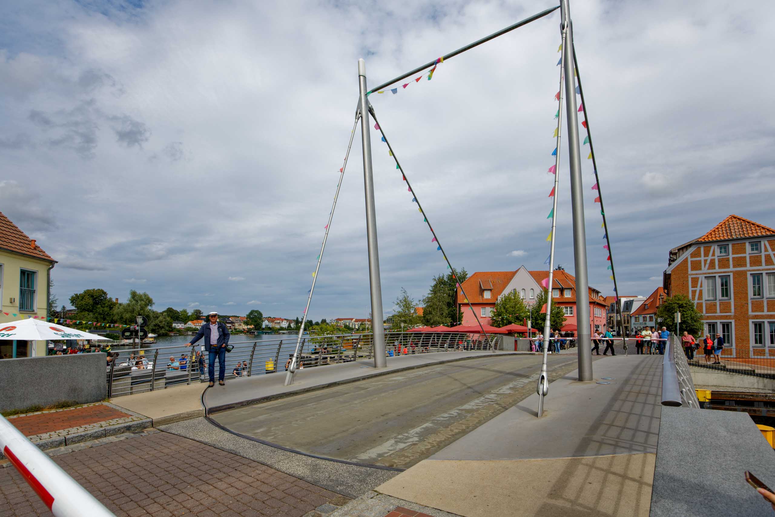 Drehbare Brücke - Gleich ist die Straße wieder benutzbar