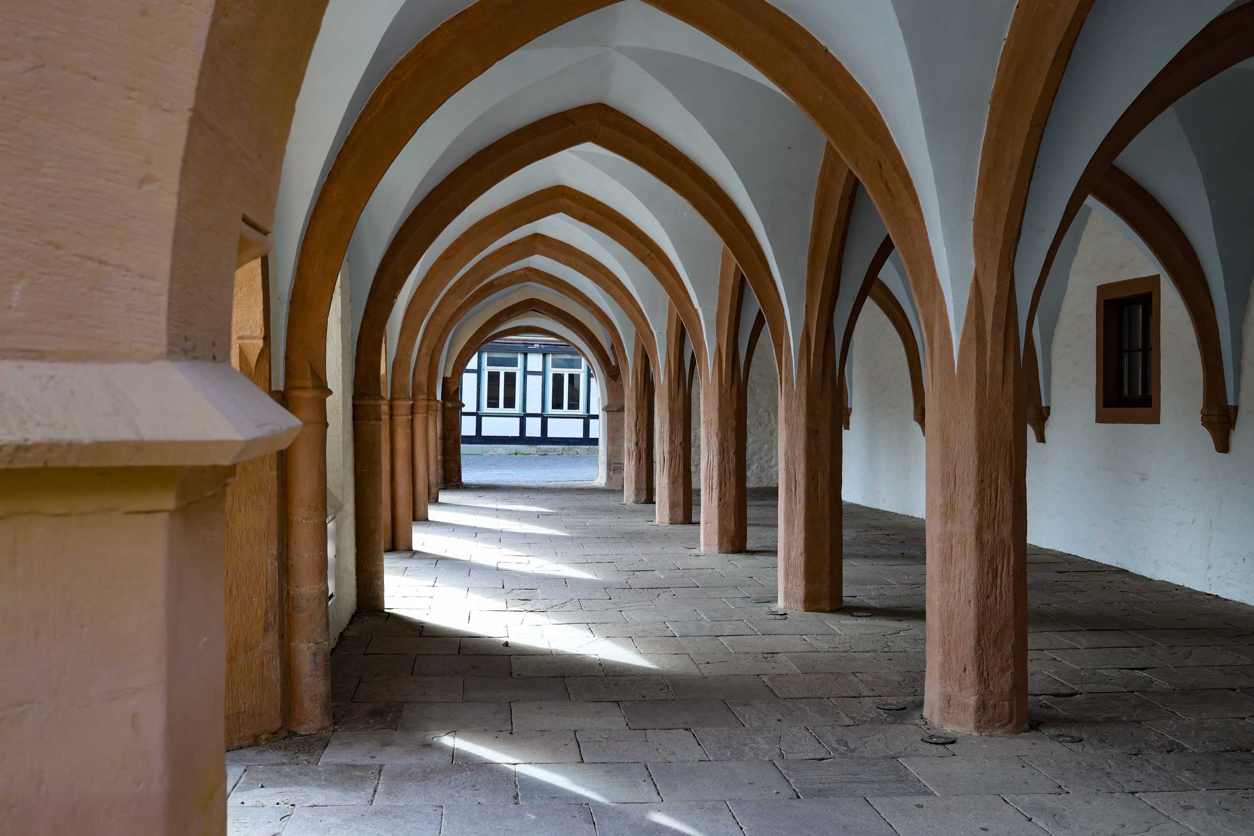 Marktstände unter dem Rathaus