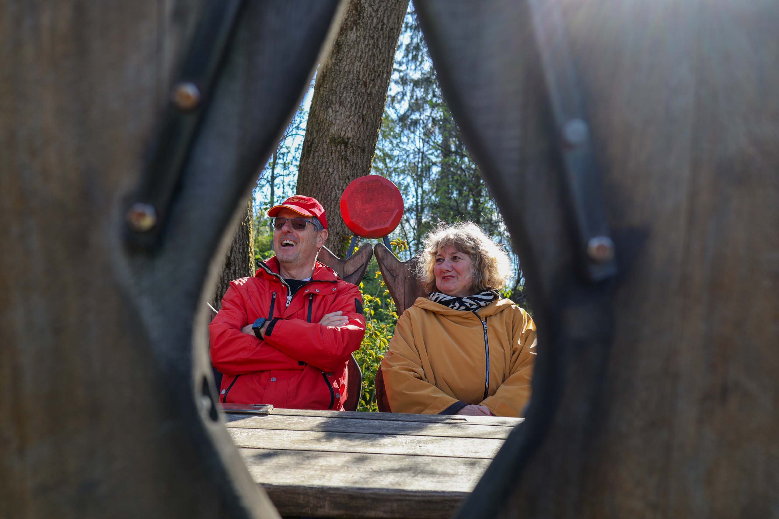 Wolfgang und Yvonne auf einer Liebesbank