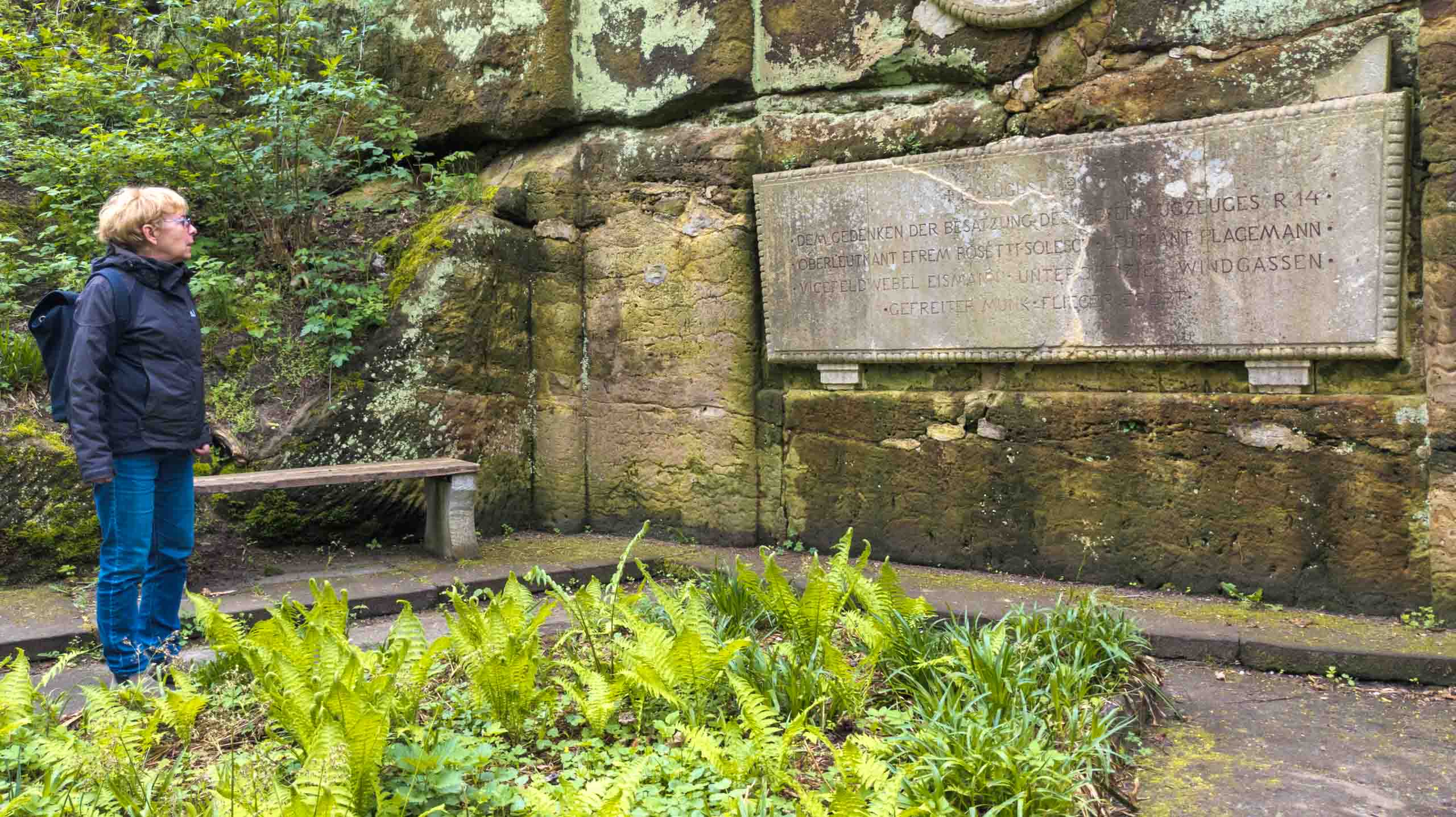 Gedenktafel zum Absturz des Riesenflugzeugs R14 am  19. 8.1917
