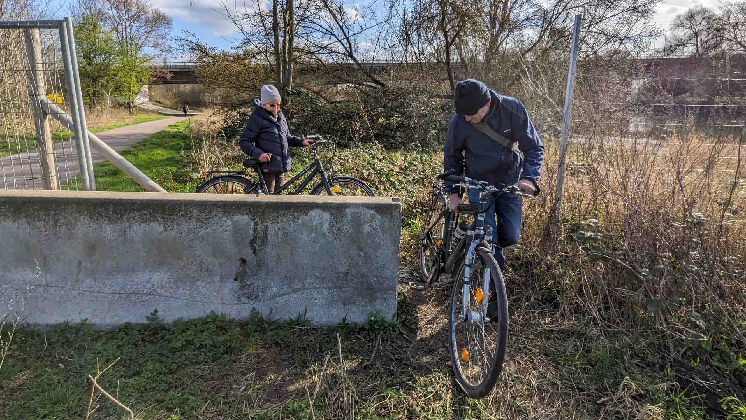 Die Absperrung muss überwunden werden