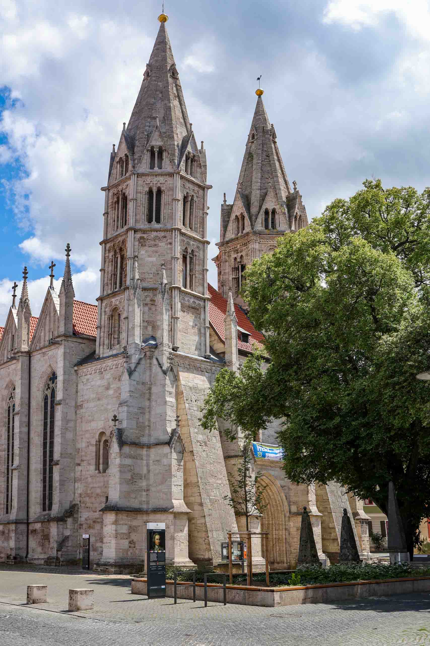 Er trat den Dienst als Organist an der dreischiffigen Divi Blasii Kirche an.