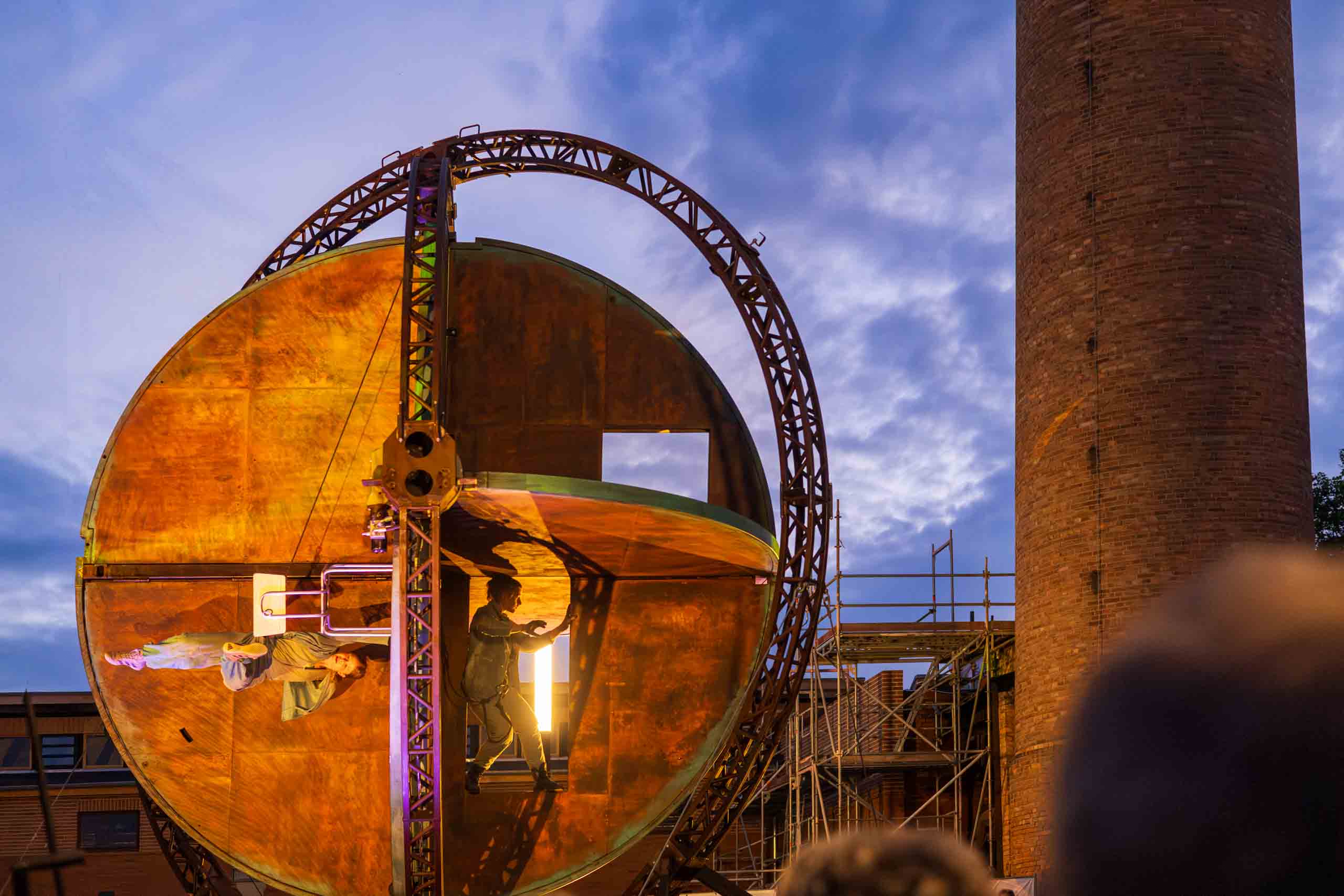 Theater Titanick Upside Down