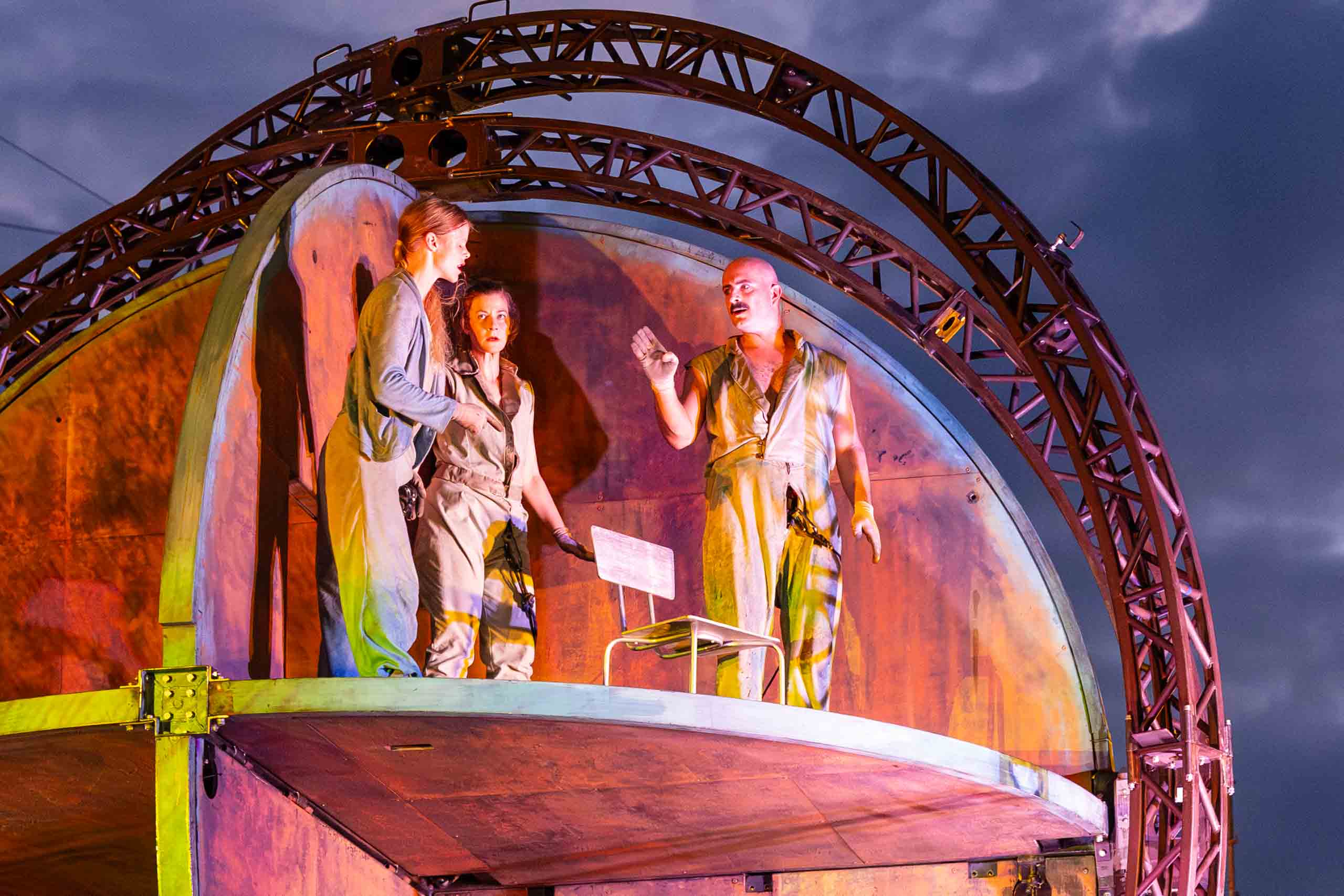 Theater Titanick Upside Down