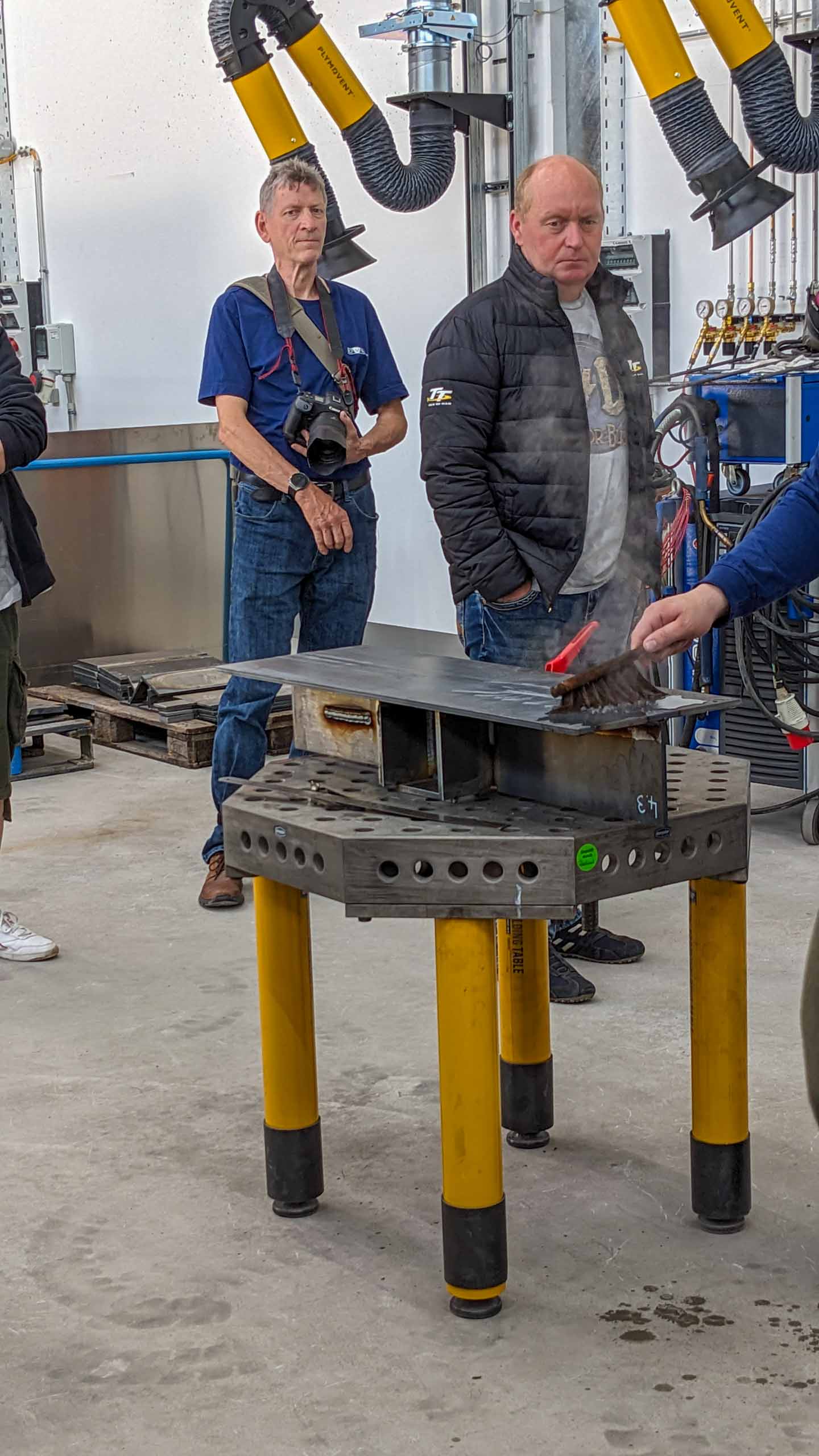 Uwe in der neuen Ausbildungs- und Versuchshalle