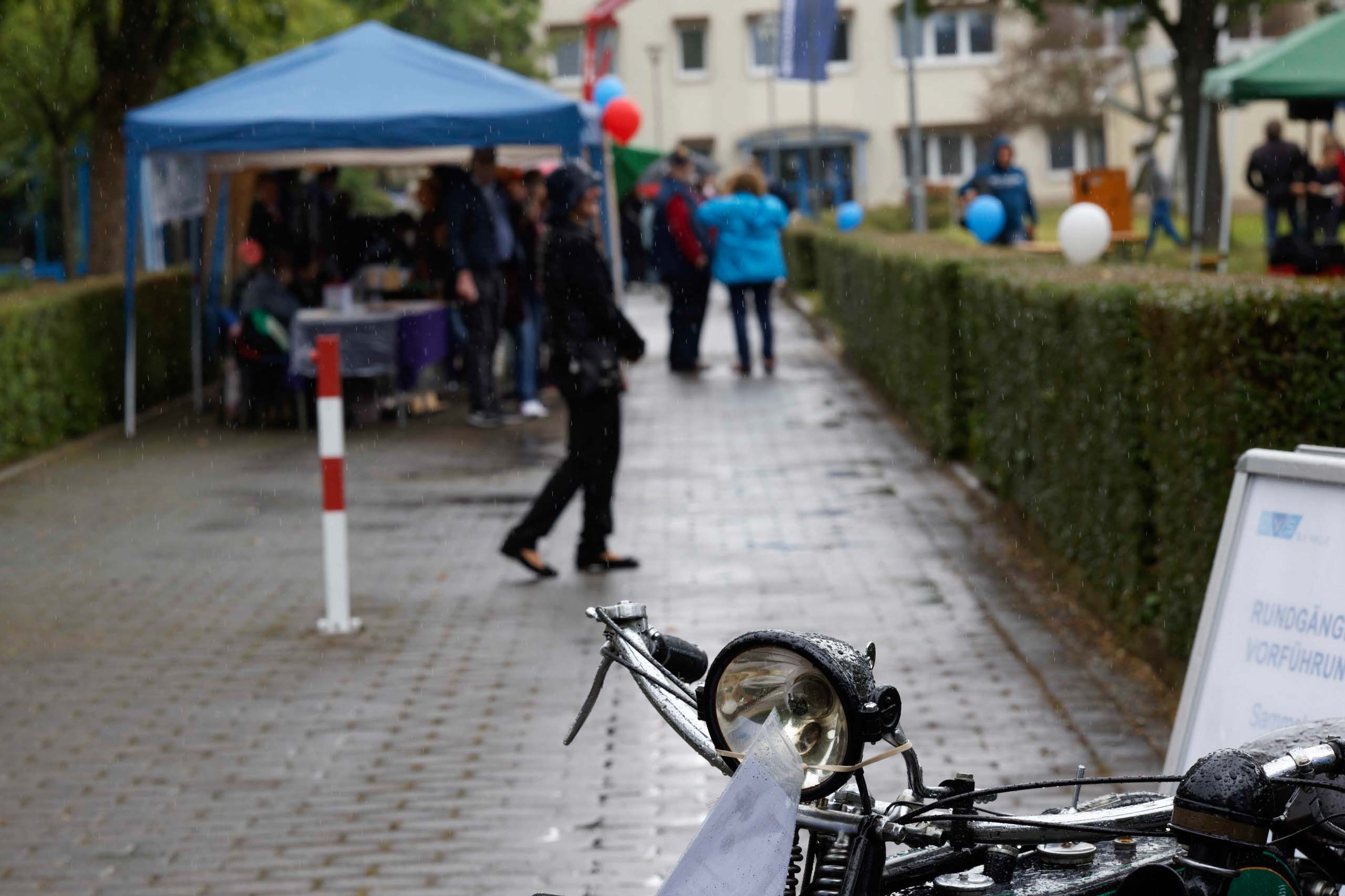 Feuchter Auftakt zu Beginn des Tages