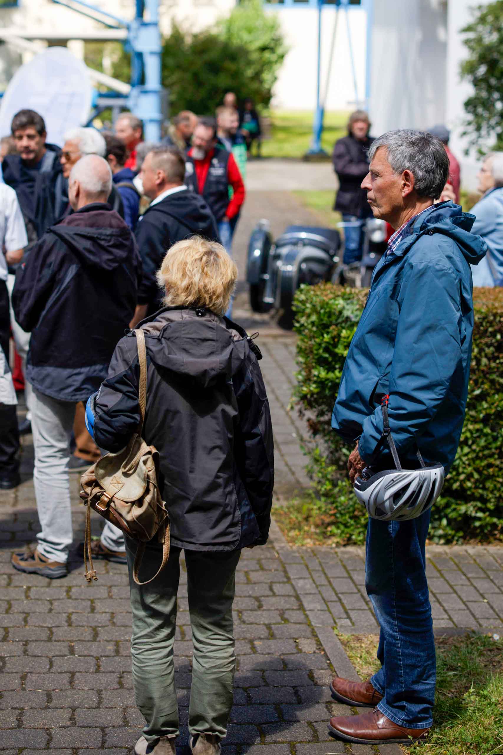 Warteschlange und Belehrung am SLV-Turm