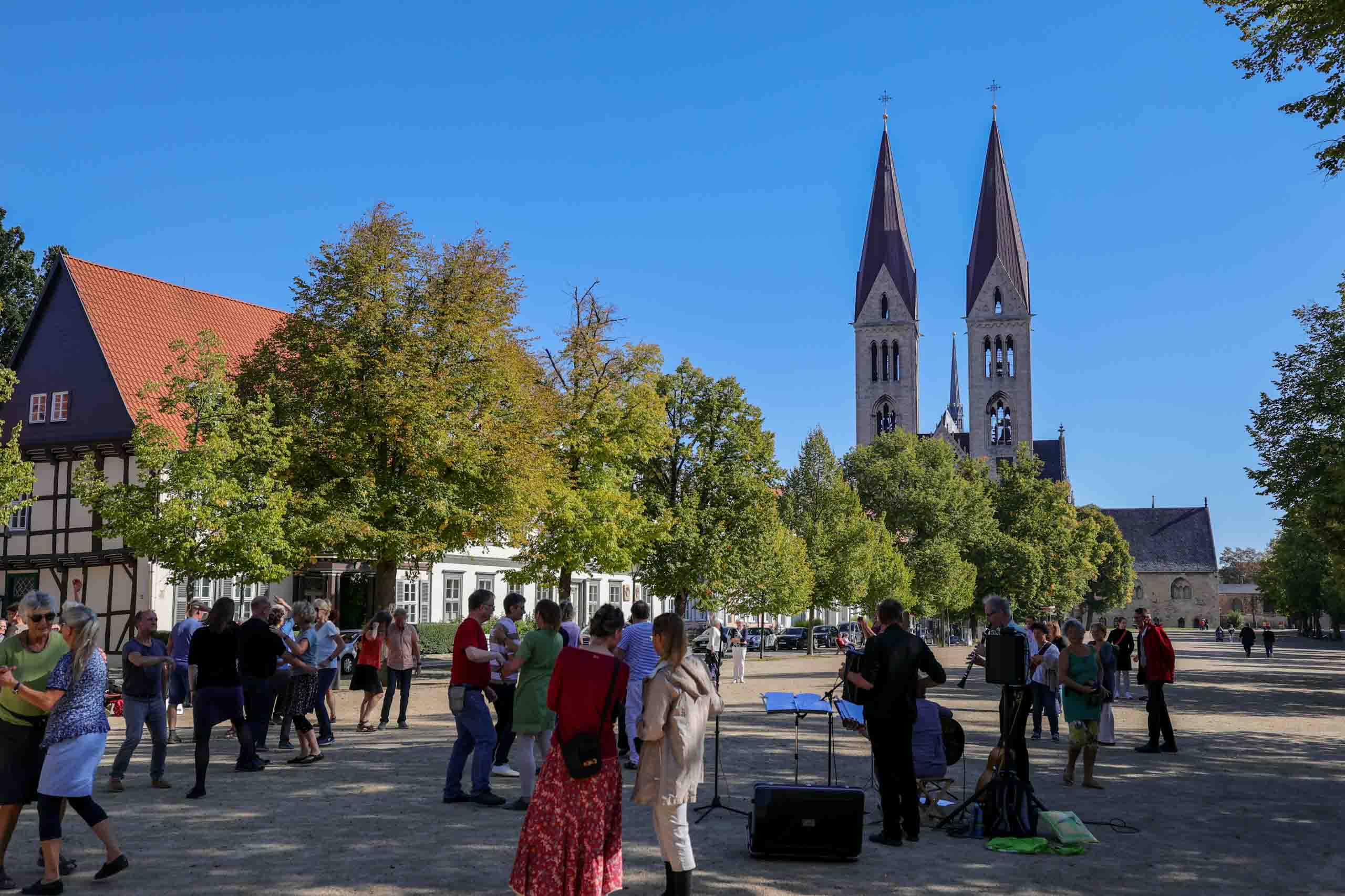 Musik und Tanz am Sonntagmorgen zwischen Dom und Liebfrauenkirche