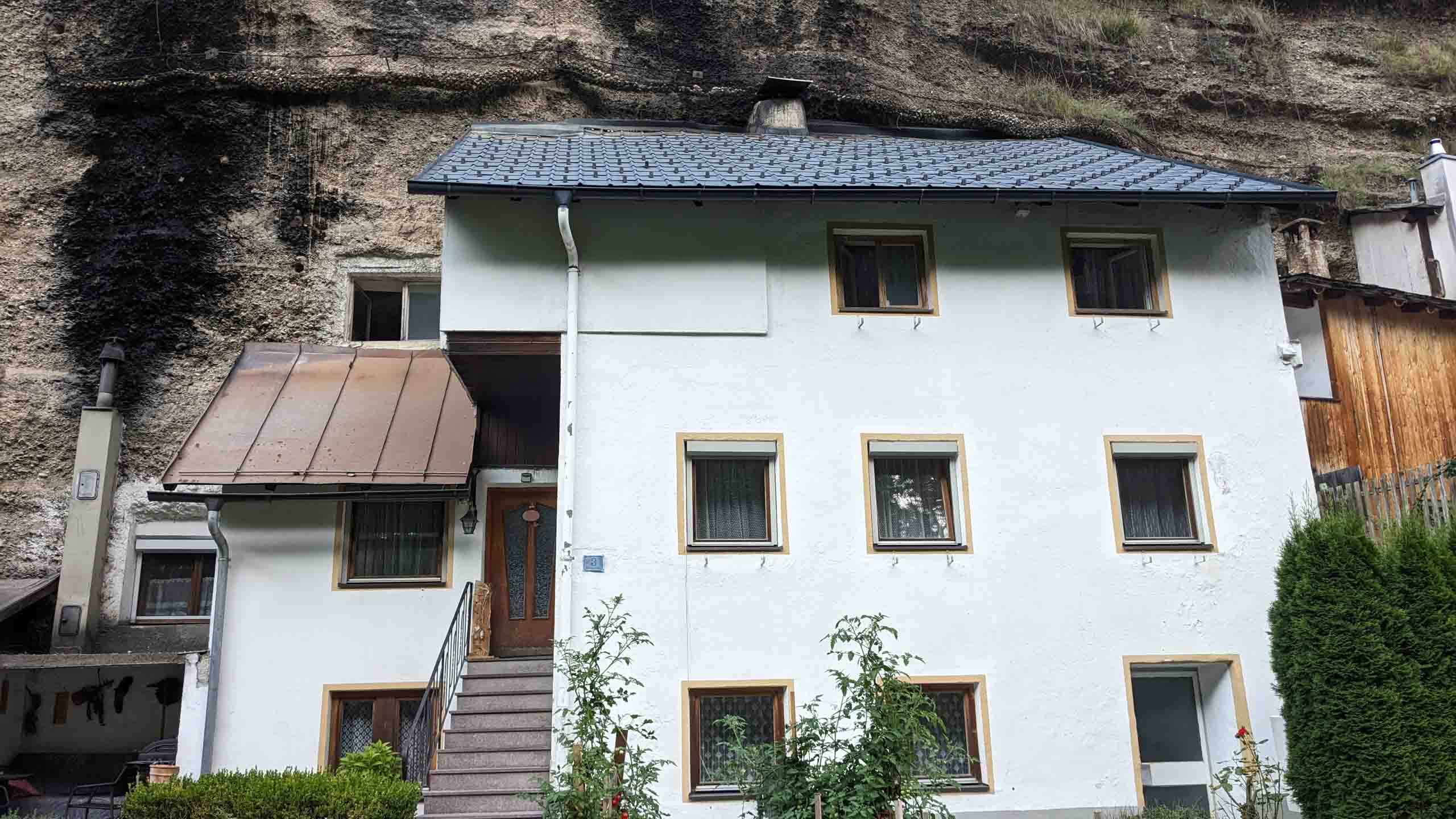 Mit dem Haus-Rücken zur Wand