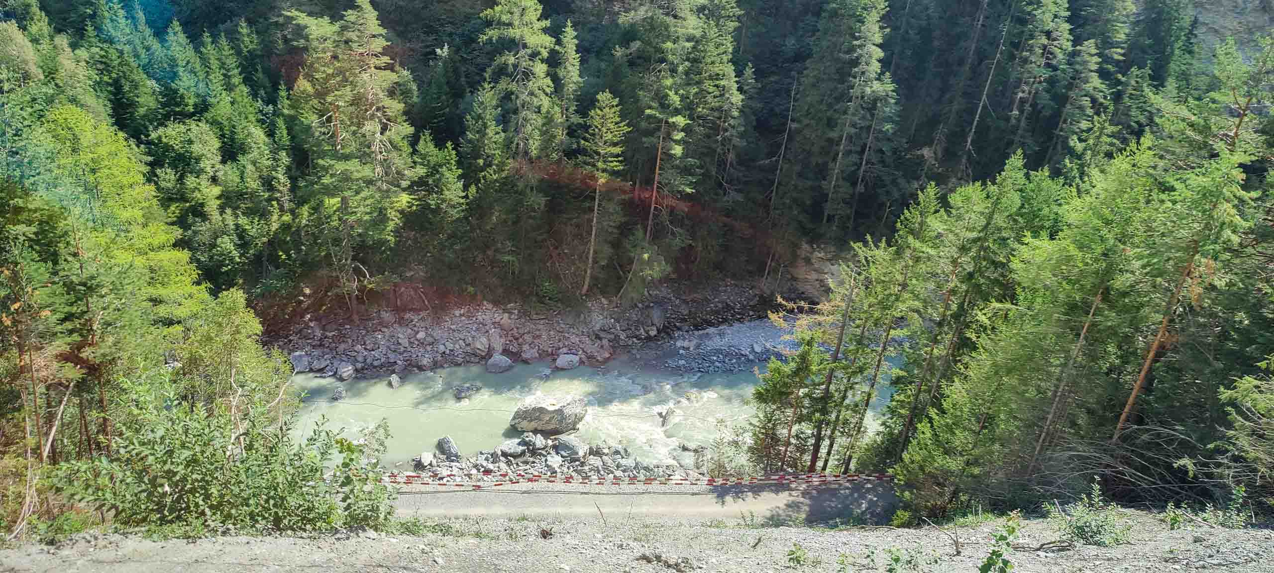 Der Linienbus fährt ein Stück durch die Schweiz