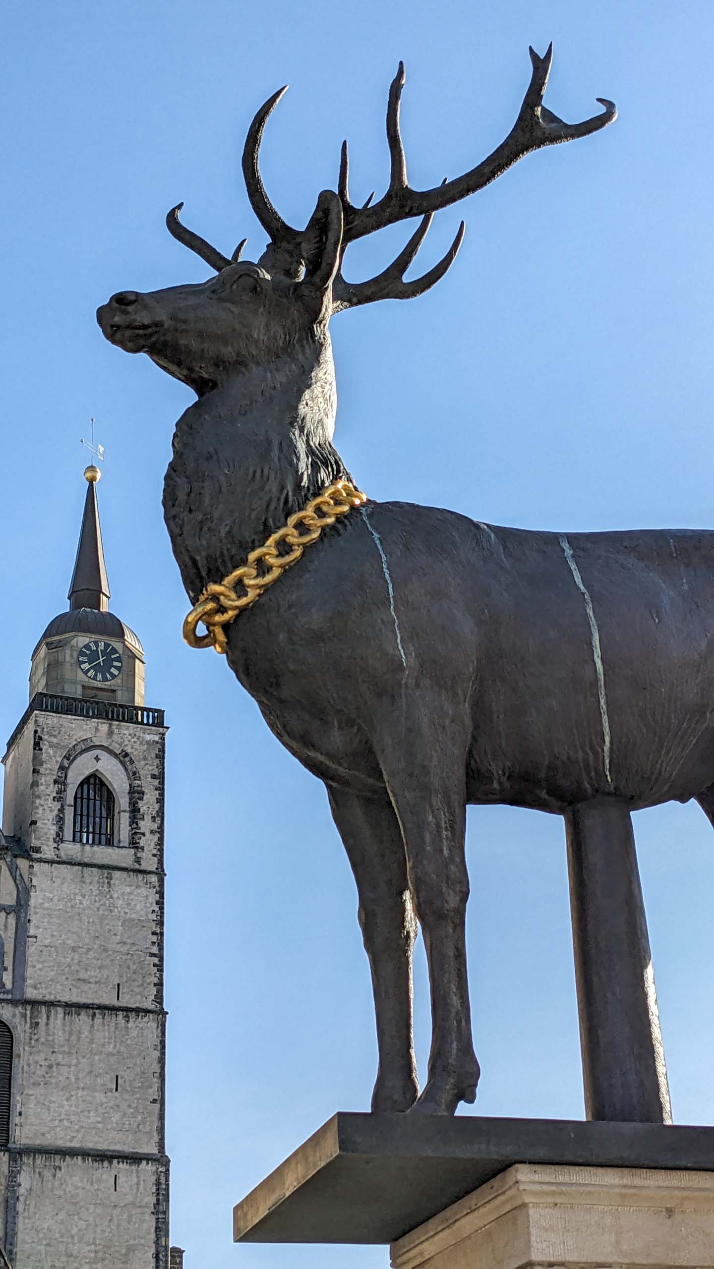 Die Hirschsäule (1429) sieht zum Roland hinüber