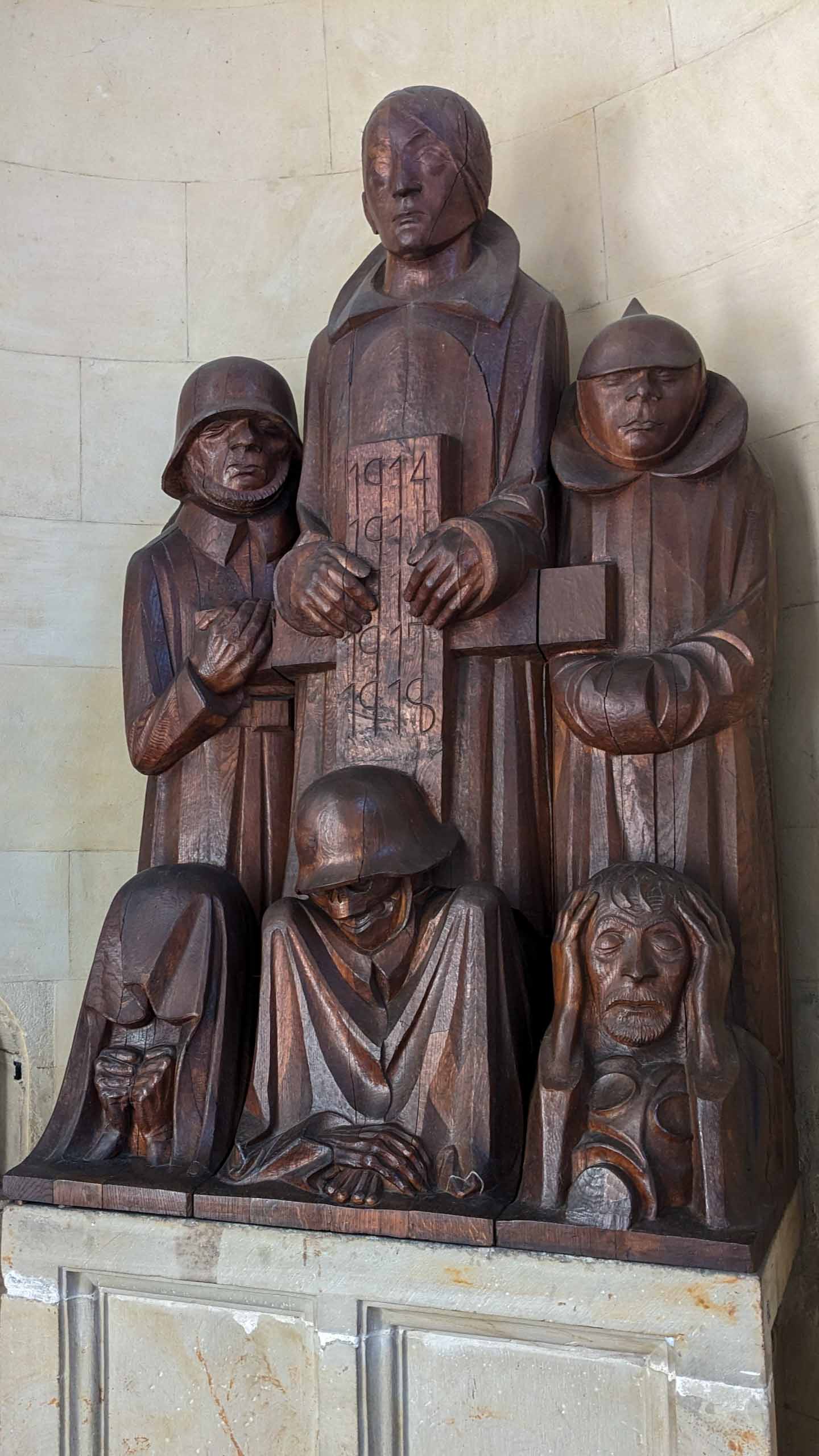 Barlach schuf das Ehrenmal zwischen 1927 und 1929.