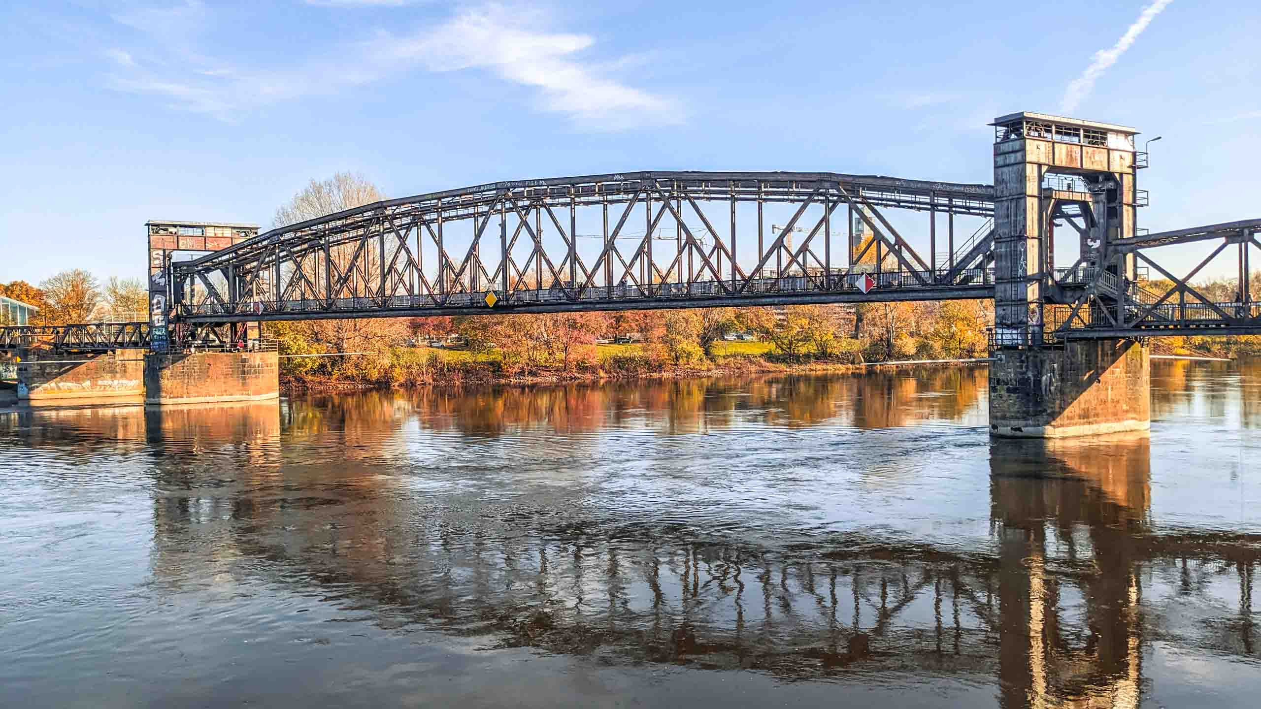 Die Hub-Brücke wurde 1848 für die neue Eisenbahnstrecke Potsdam-Magdeburg errichtet