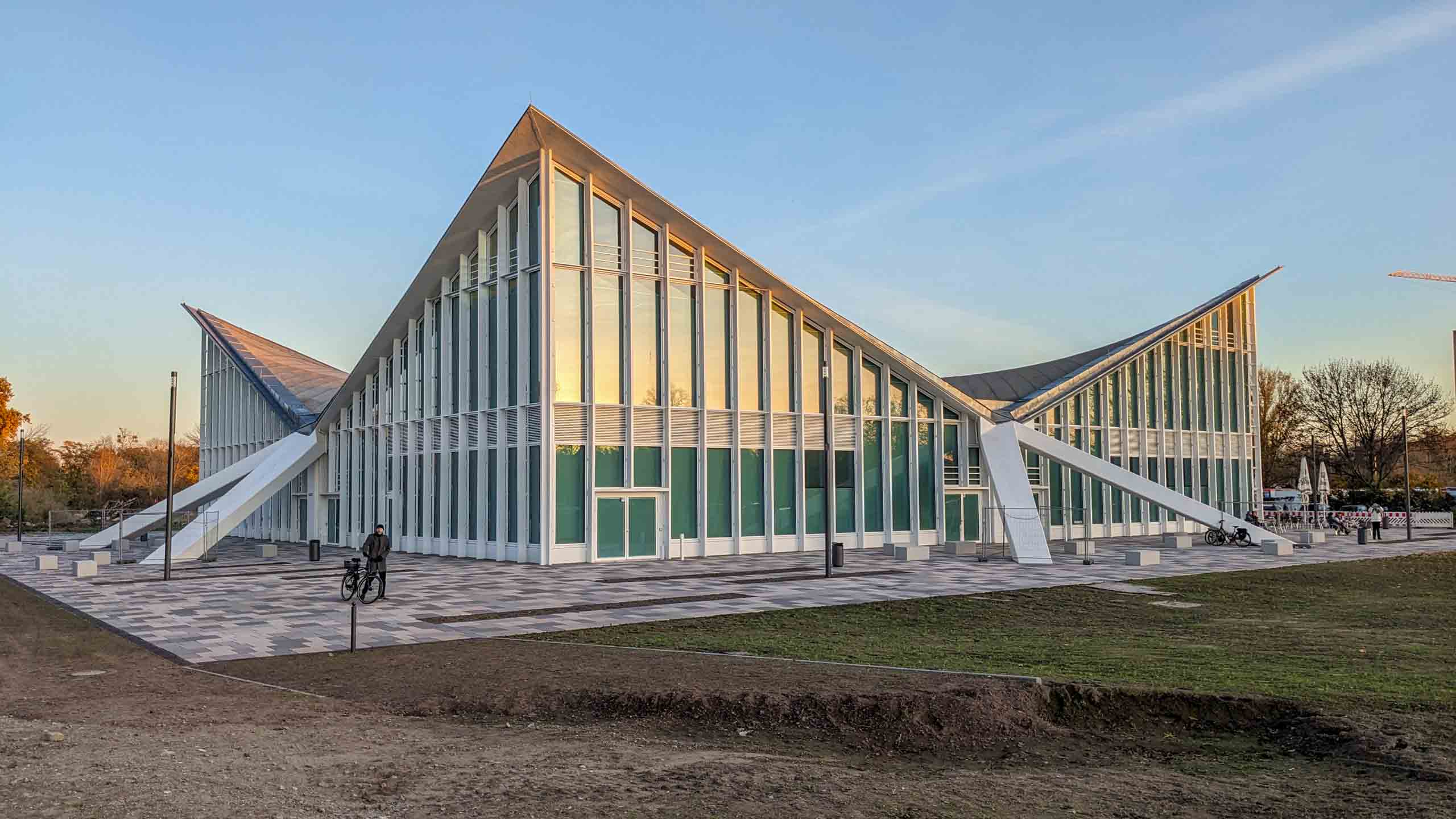 Noch eine Ansicht der Hyparschale