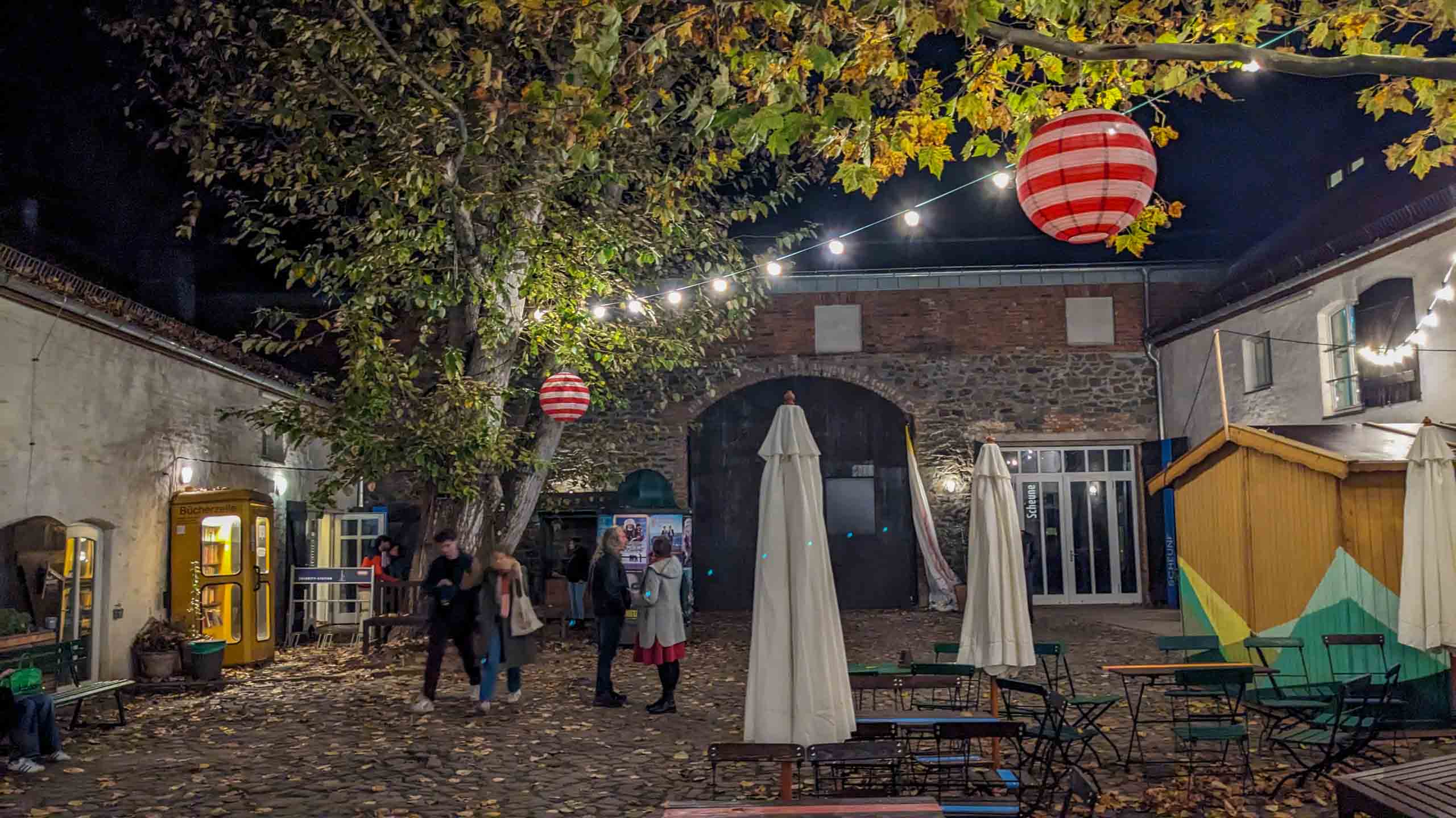 In der Mitte die Konzertscheune