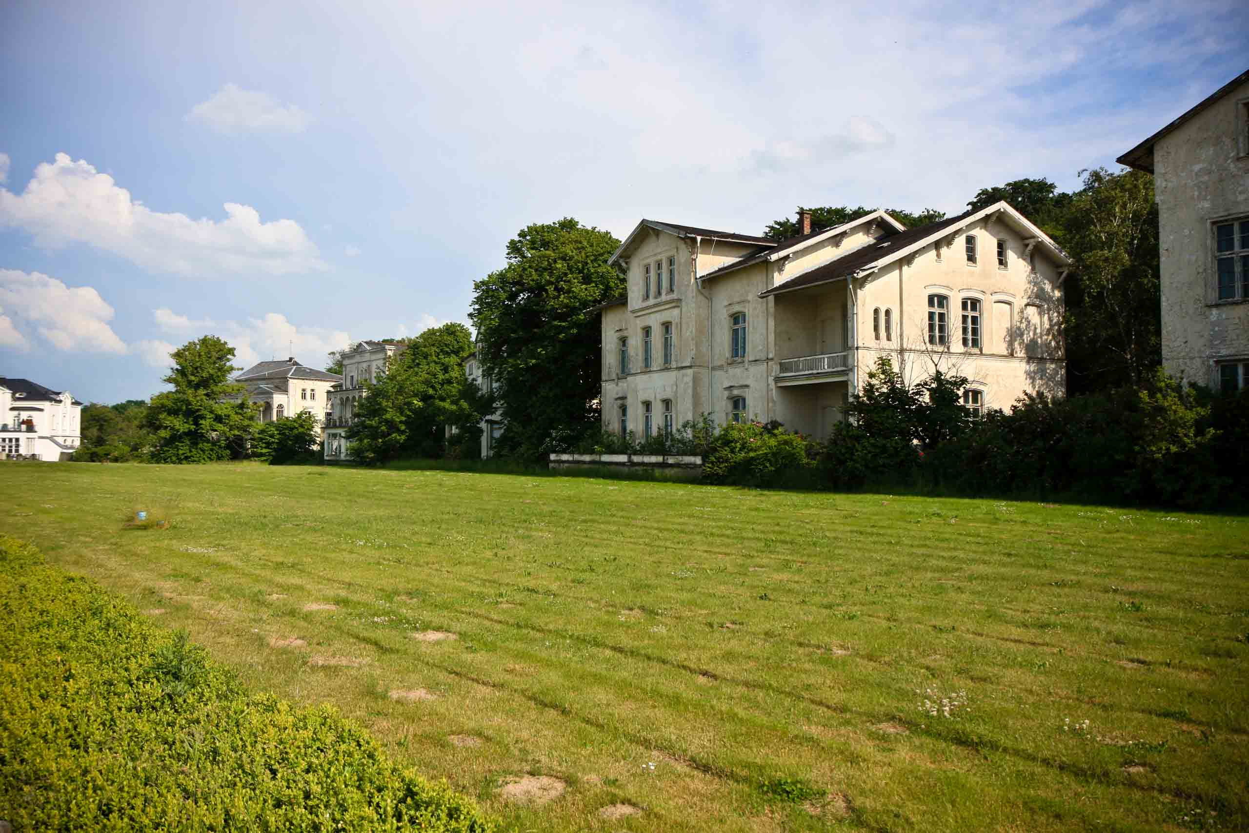 Noch unsanierte Villen in Heligendamm
