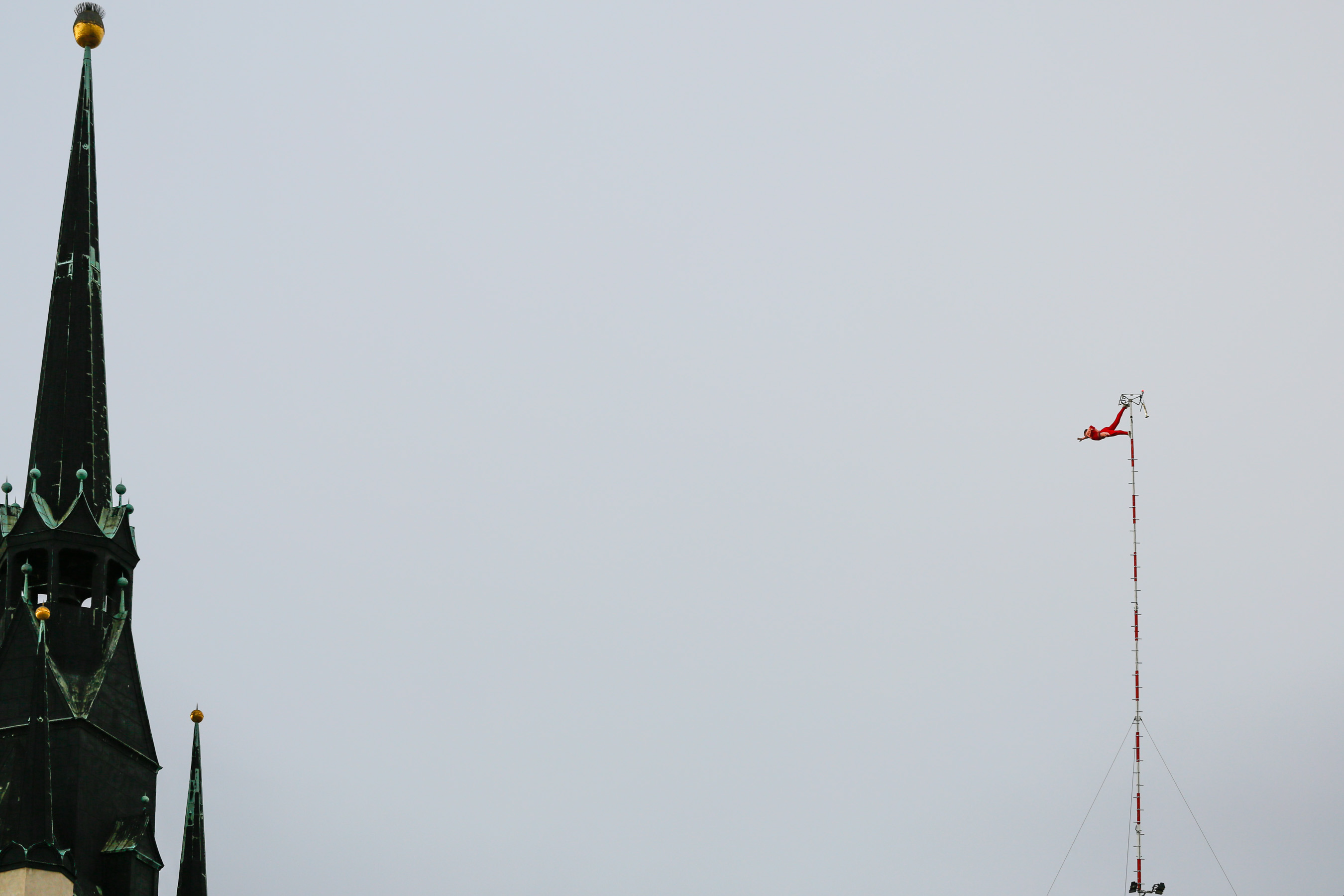 Alexander Weisheit auf der 62 Meter hohen Mastspitze.