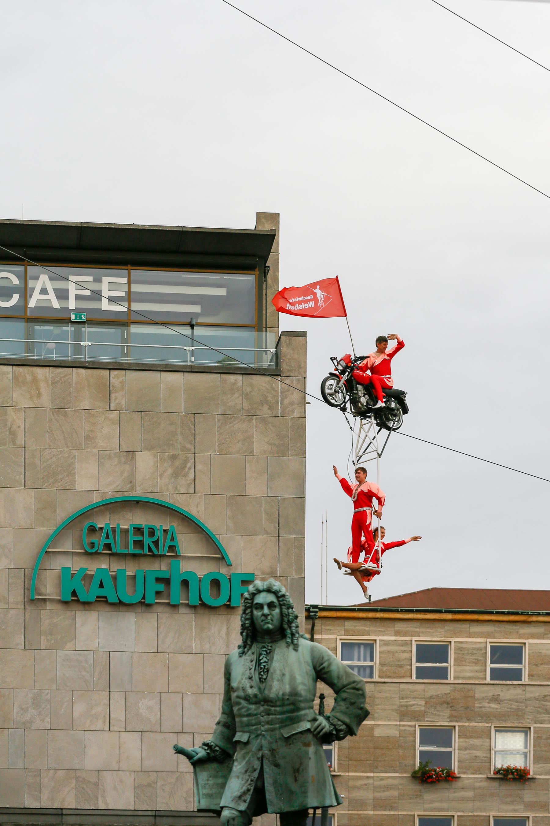Damit die Maschinen auf den schmalen Seilen fahren können, müssen Lenkung und Federung stillgelegt werden