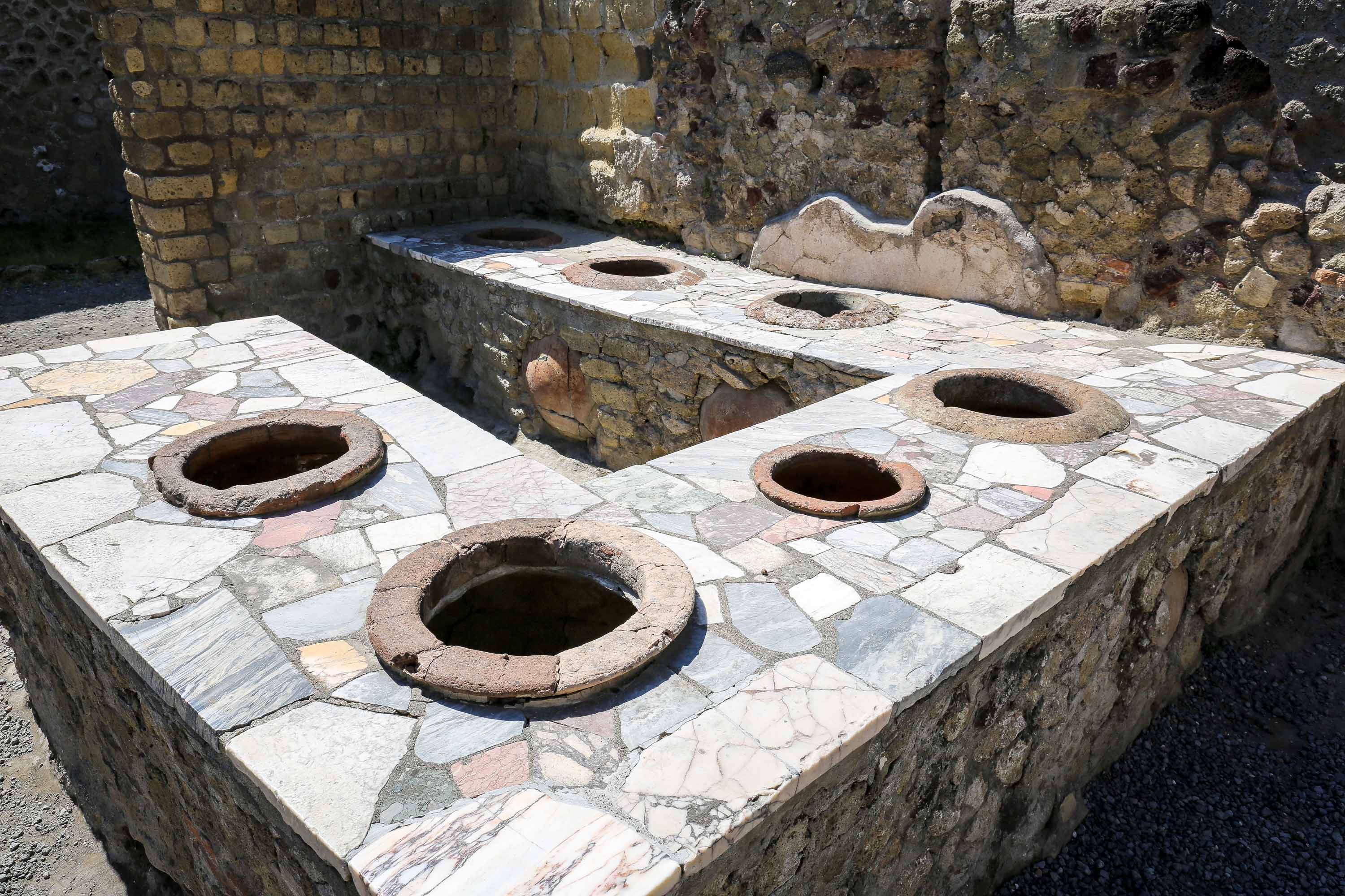 Eckokal mit Schnell-Imbiß