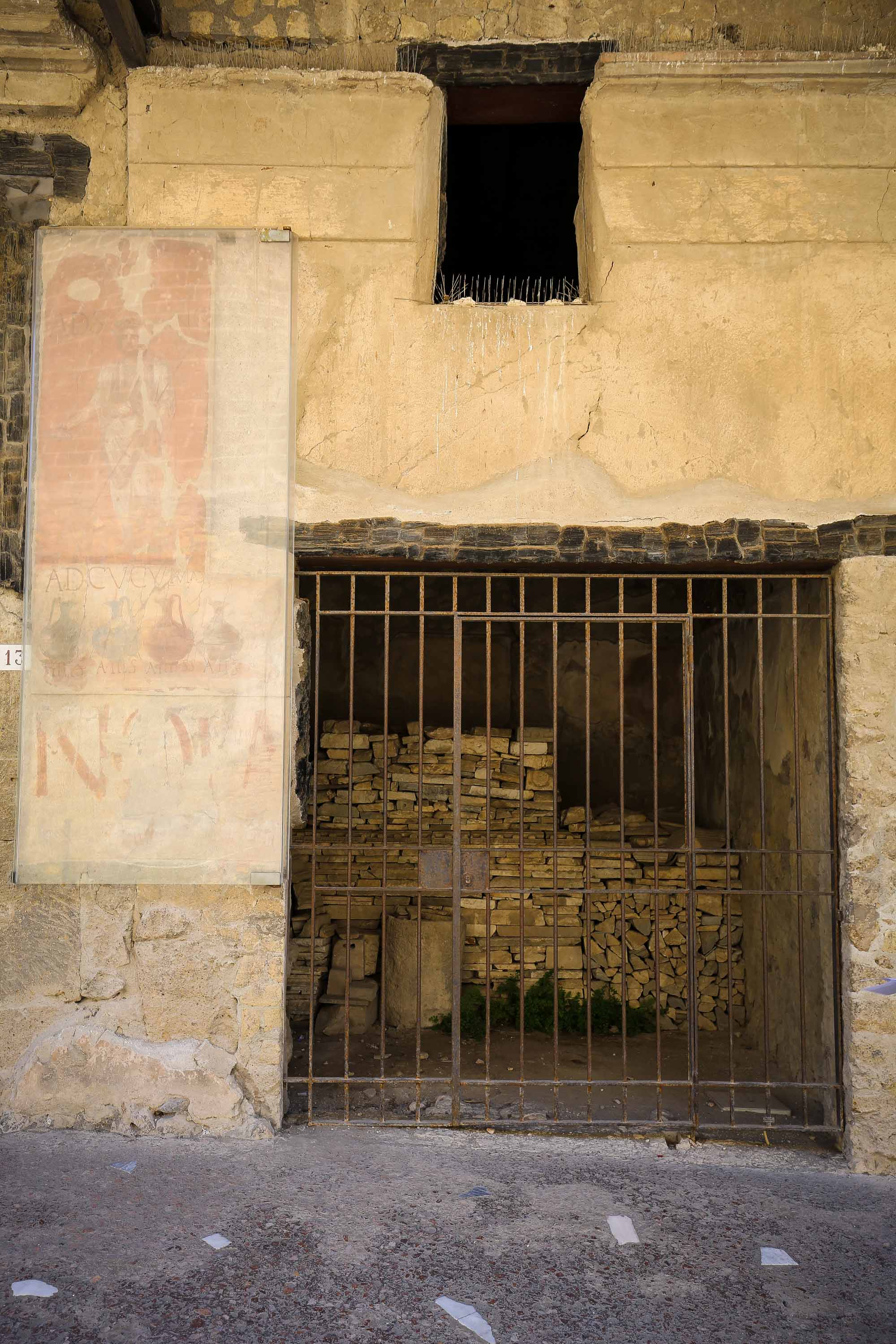 Werbung an den Hauswänden