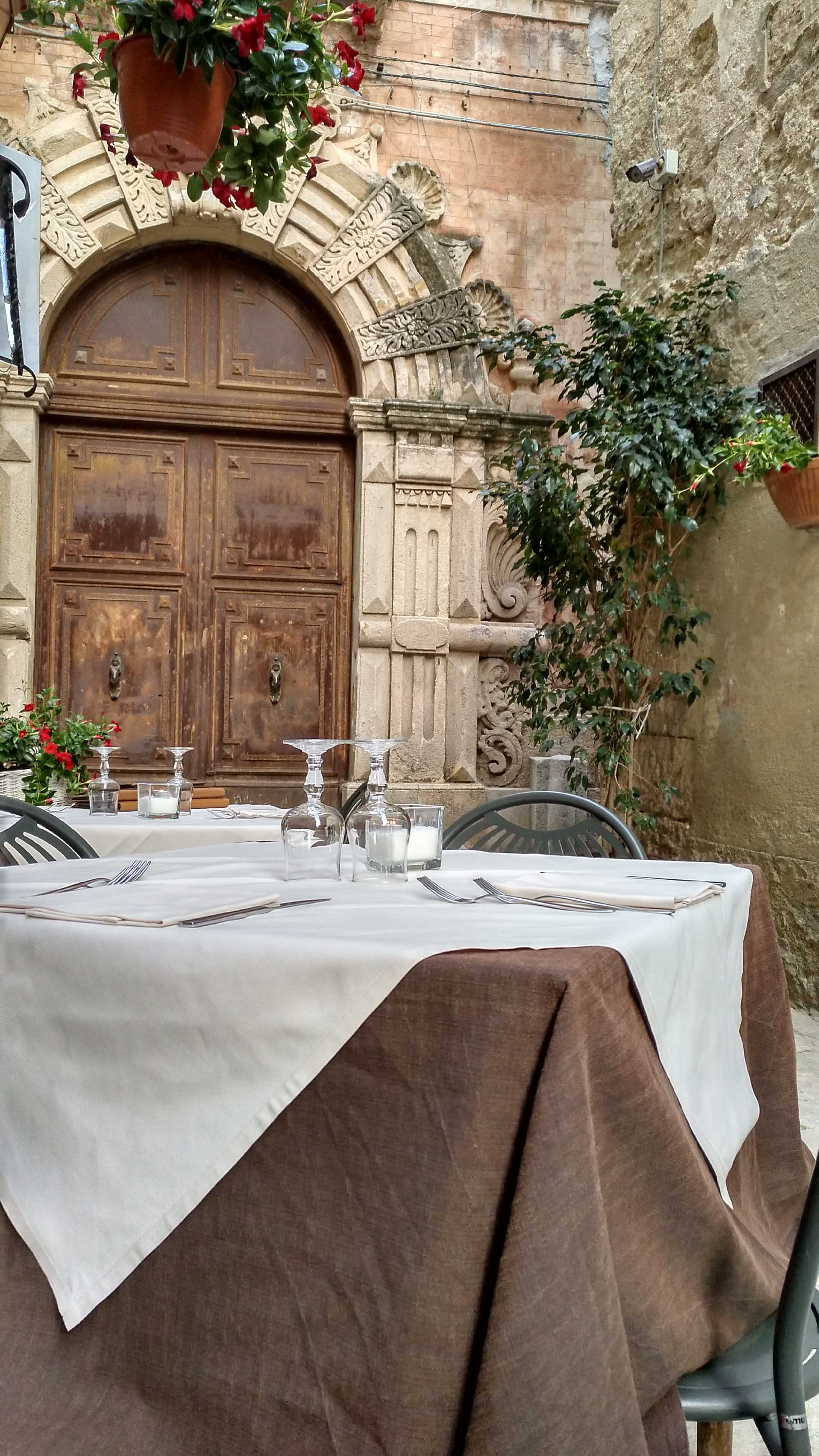 So gemütlich kann man in den Gassen speisen