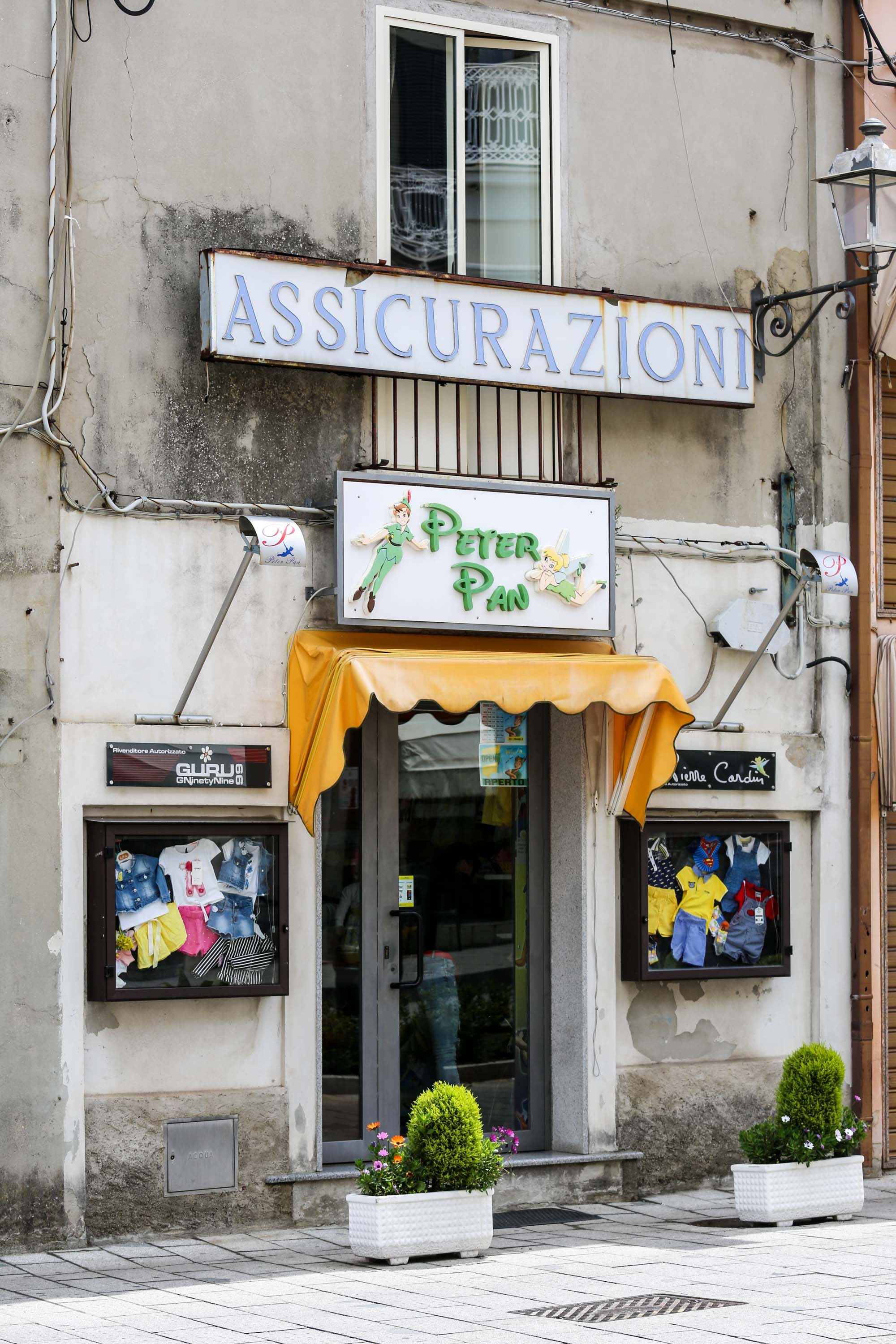 Typische Fassade eines Geschäfts