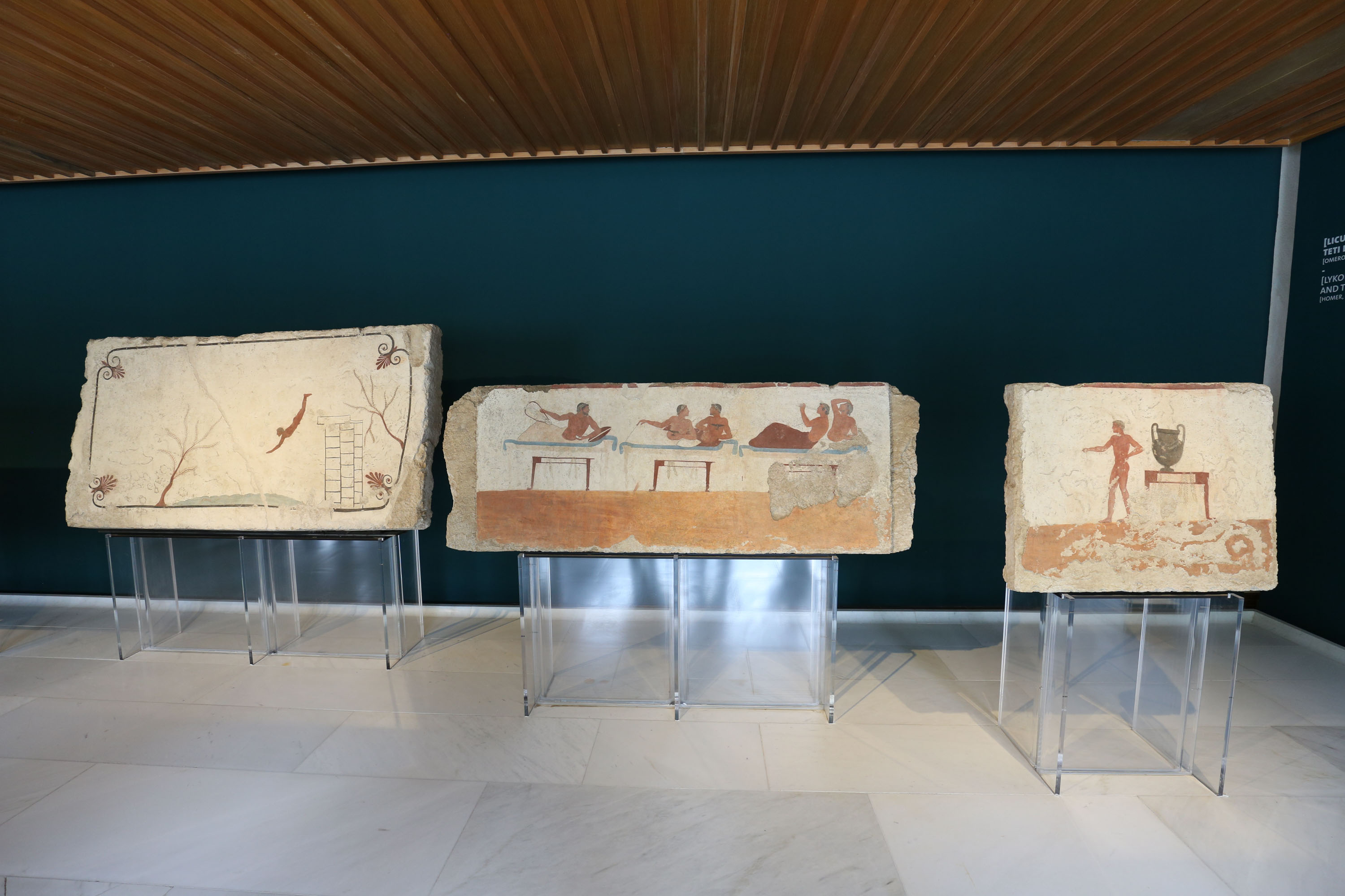 Links der berühmte Turmspringer