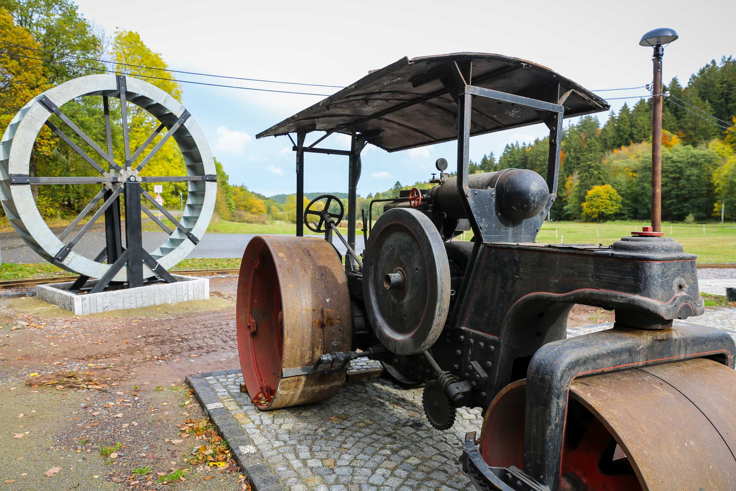 Alte Maschinen auf dem Parkplatz