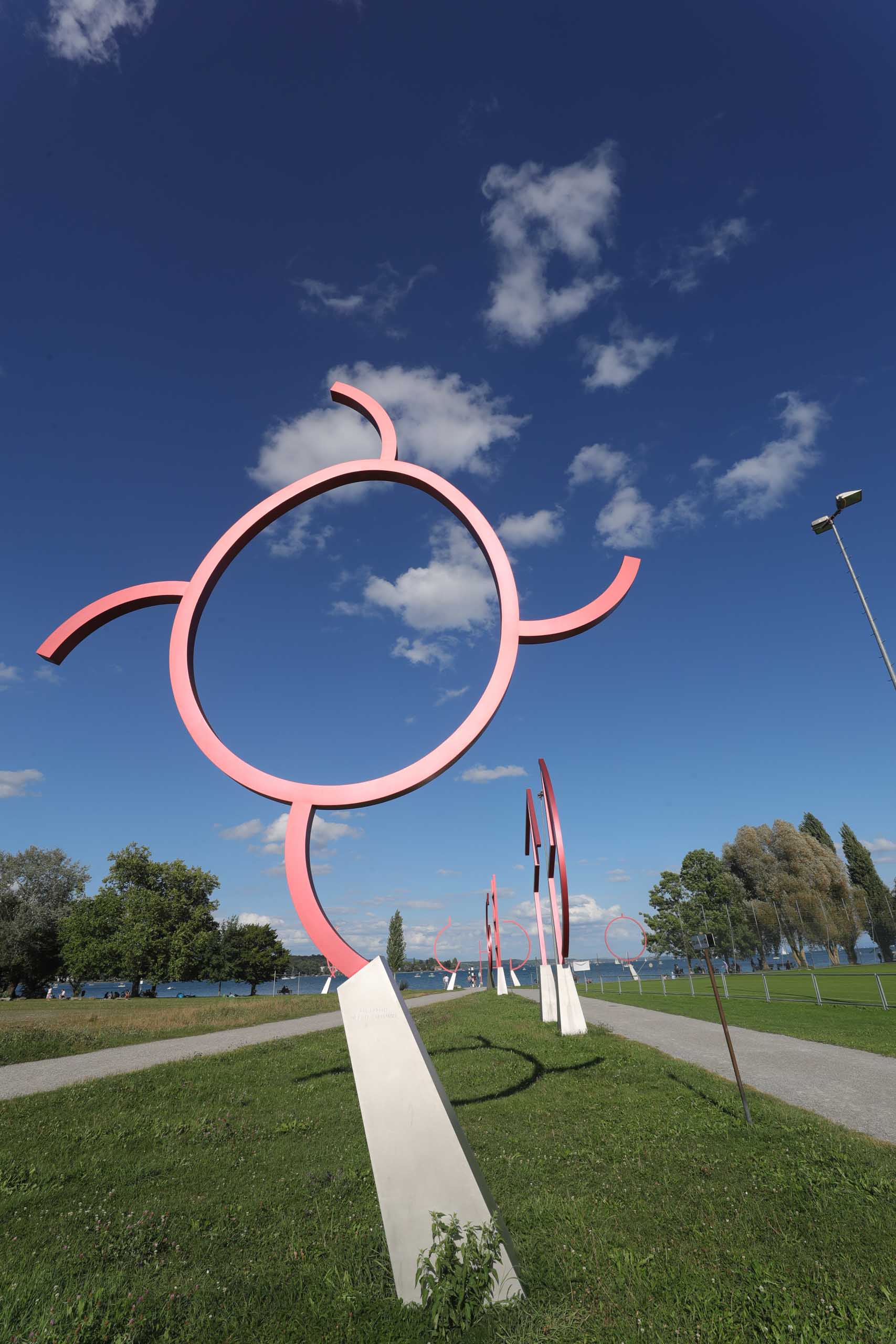 22 Skulpturen stehen im Grenzbereich