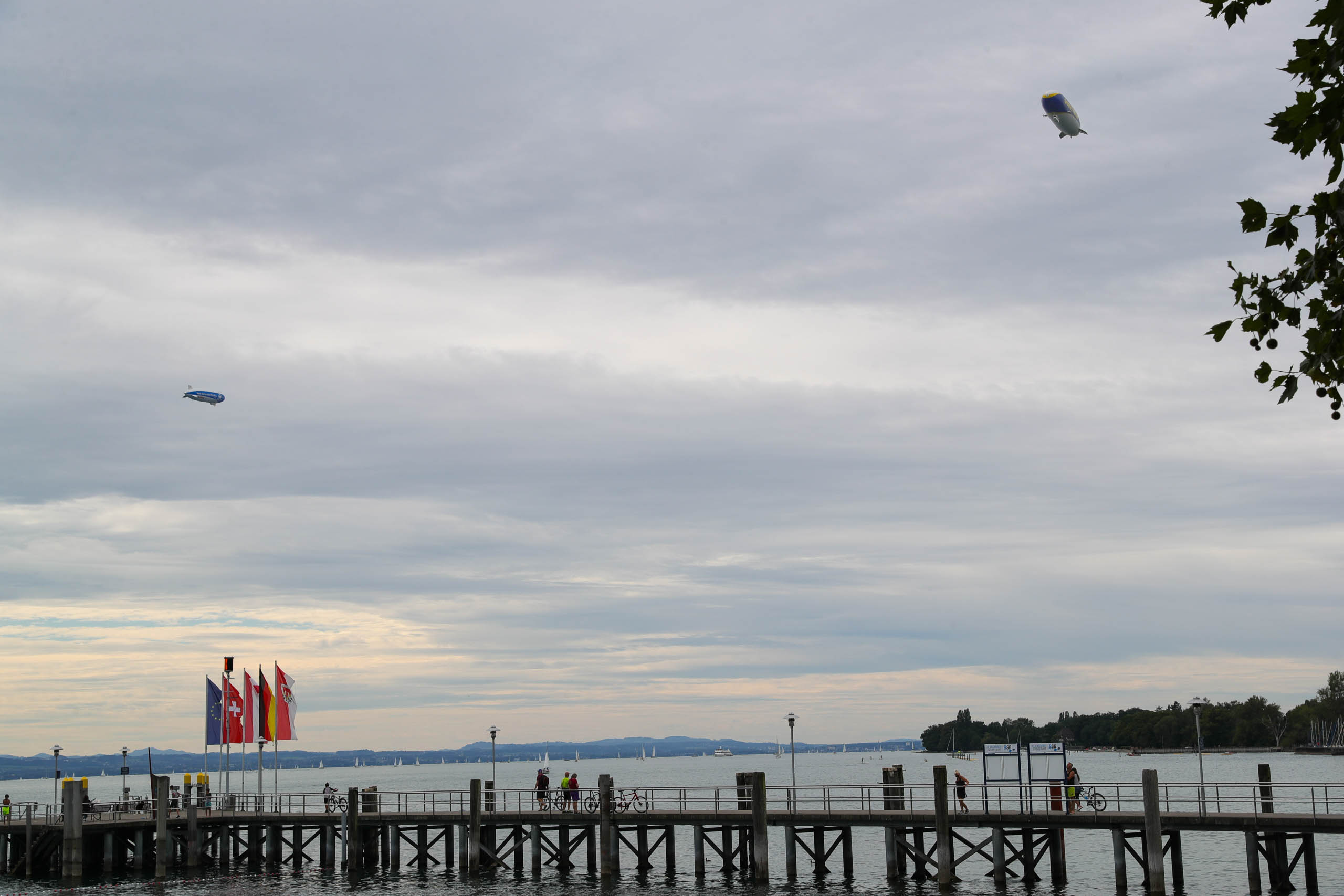 Hier sind gleich 2 Luftschiffe unterwegs