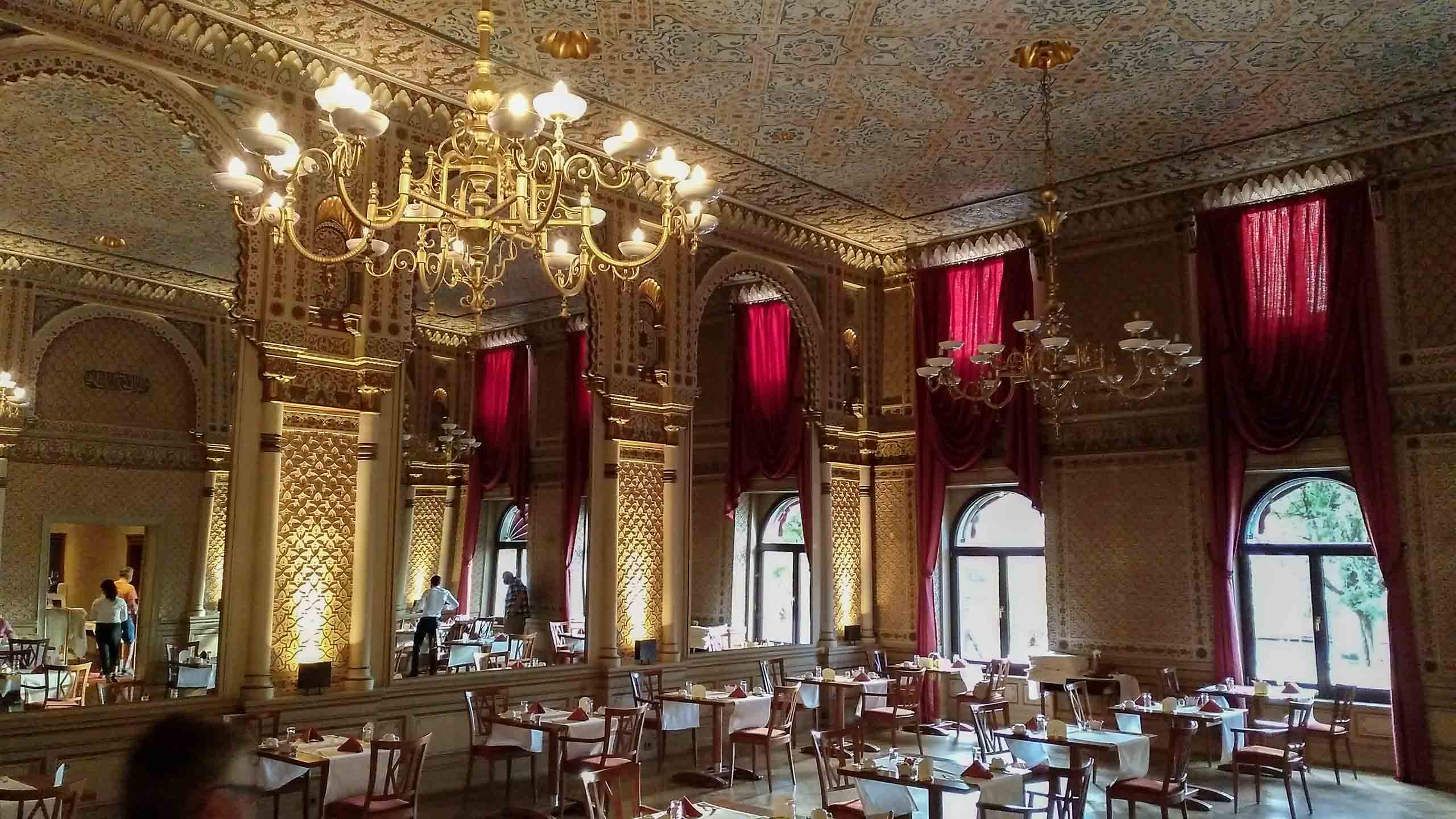 Frühstück im maurischen Spiegelsaal