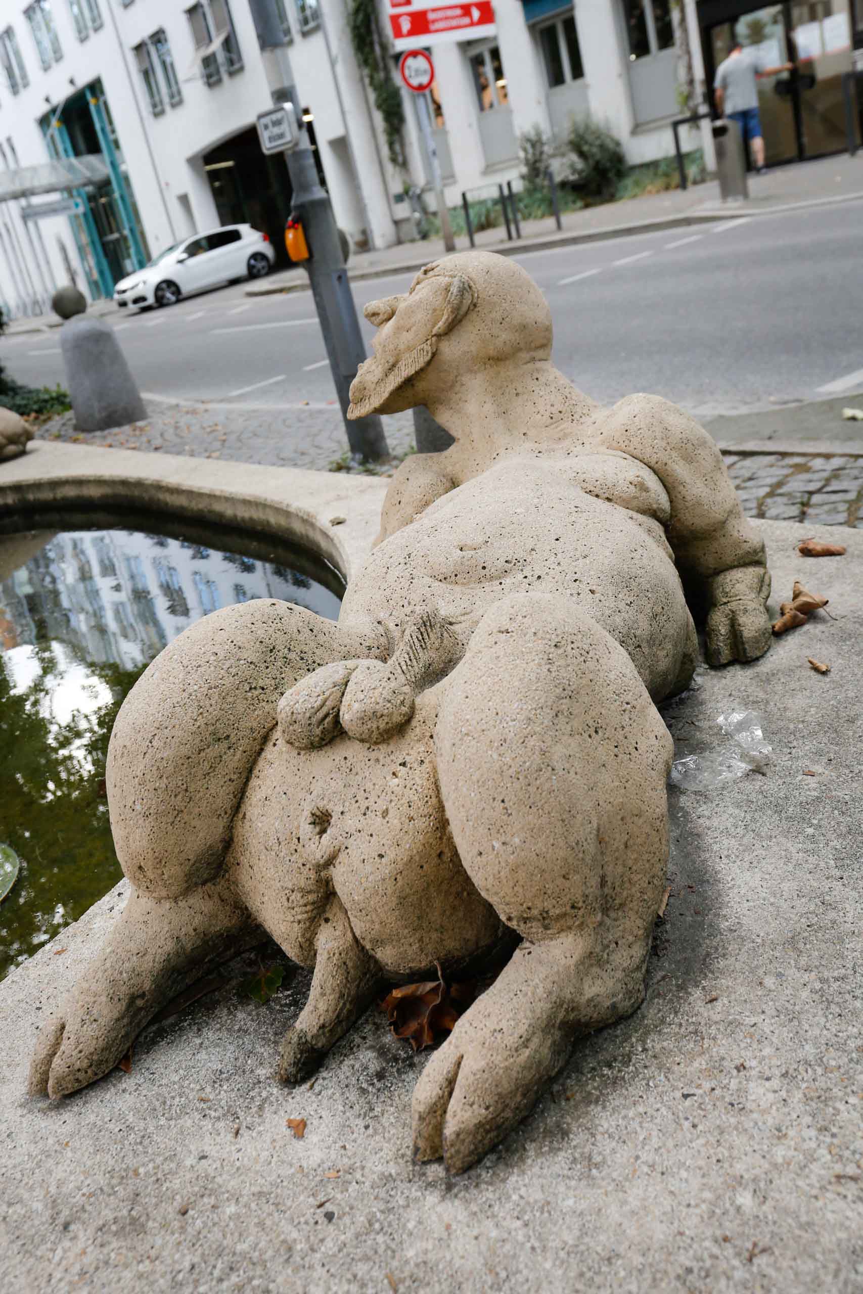 "Kunst" vom Bildhauer Peter Lenk