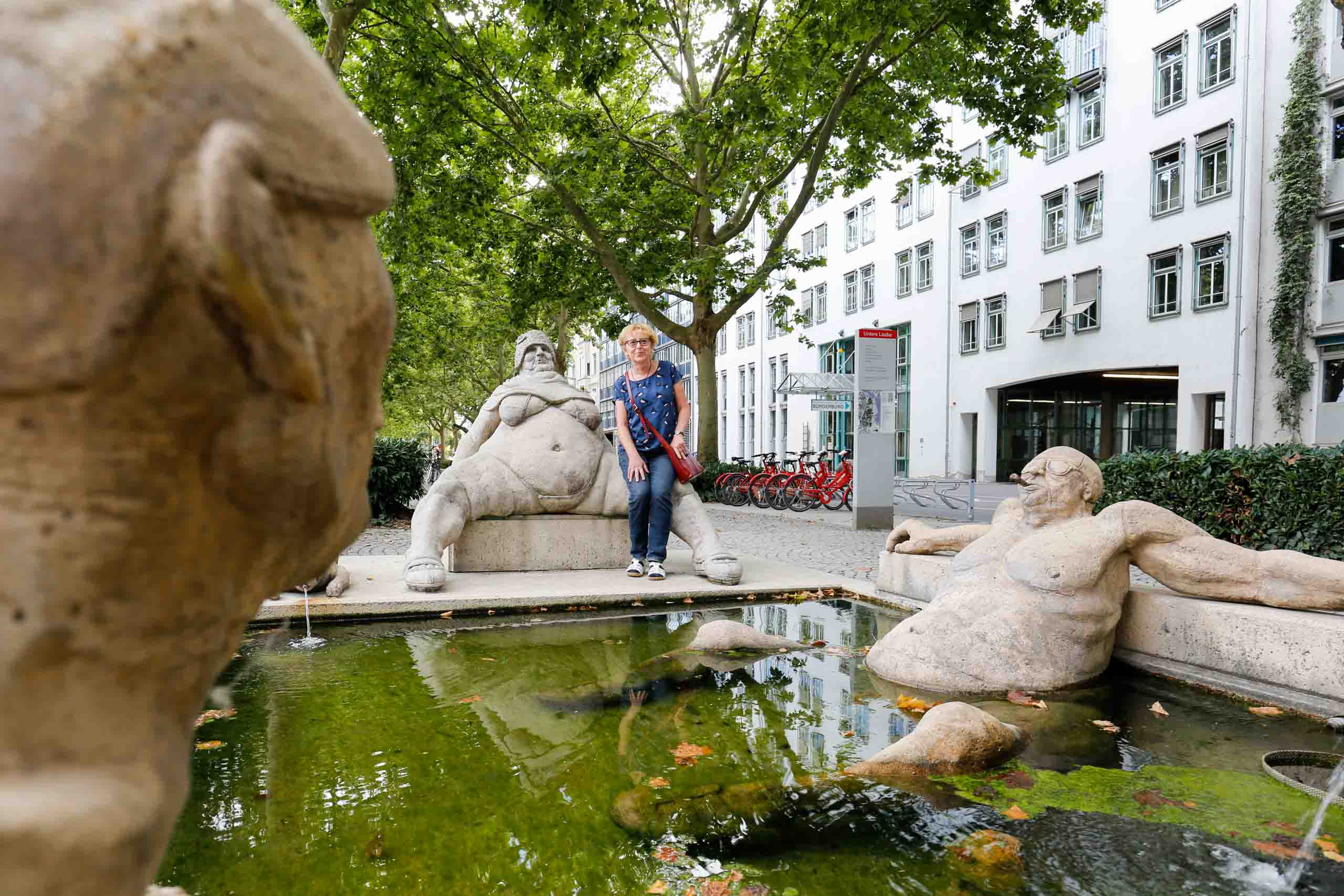 Der Künstler krisiert damit das Freinzeitverhalten