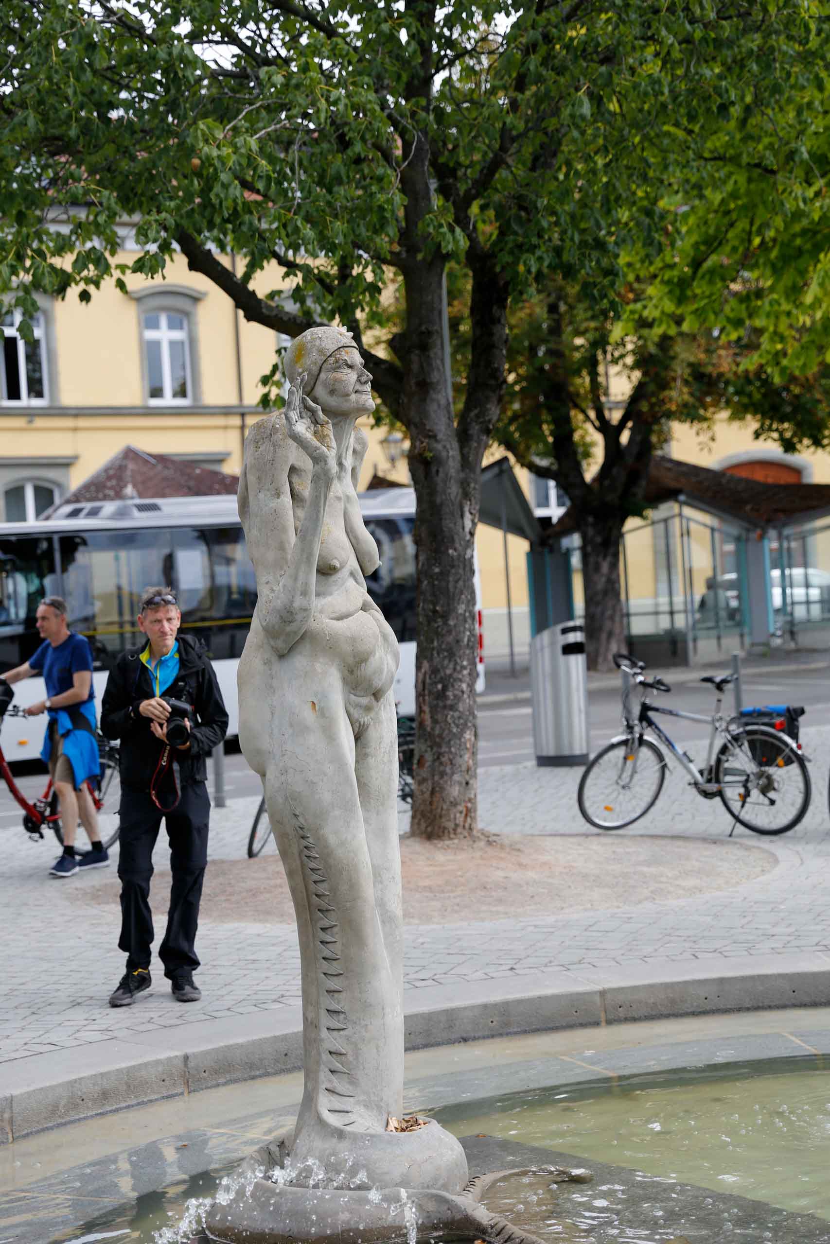 Noch ein umstrittener Brunnen von Peter Lenk