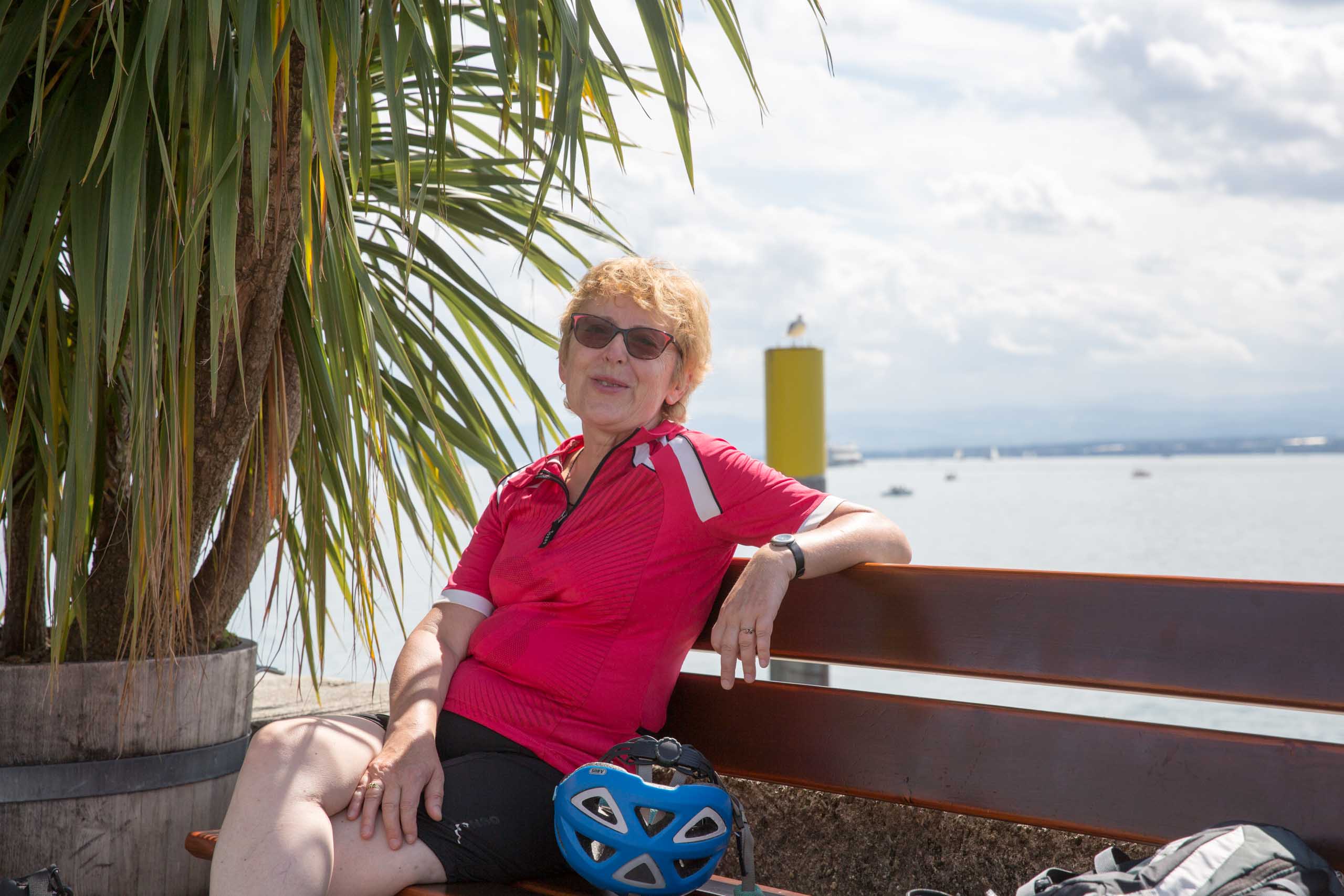 Sie genießt das mediteranes Flair