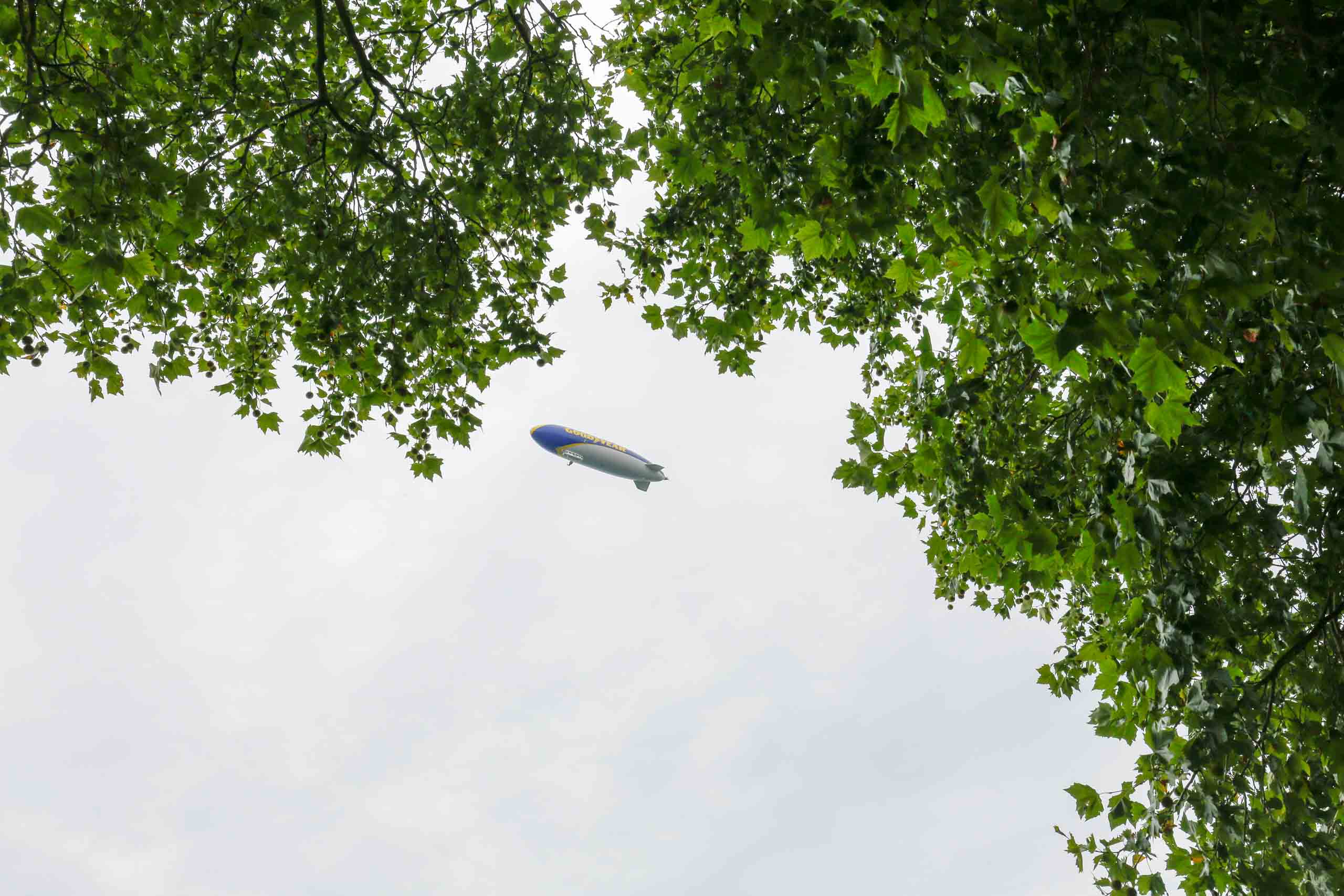 Und stets sehen wir Luftschiffe