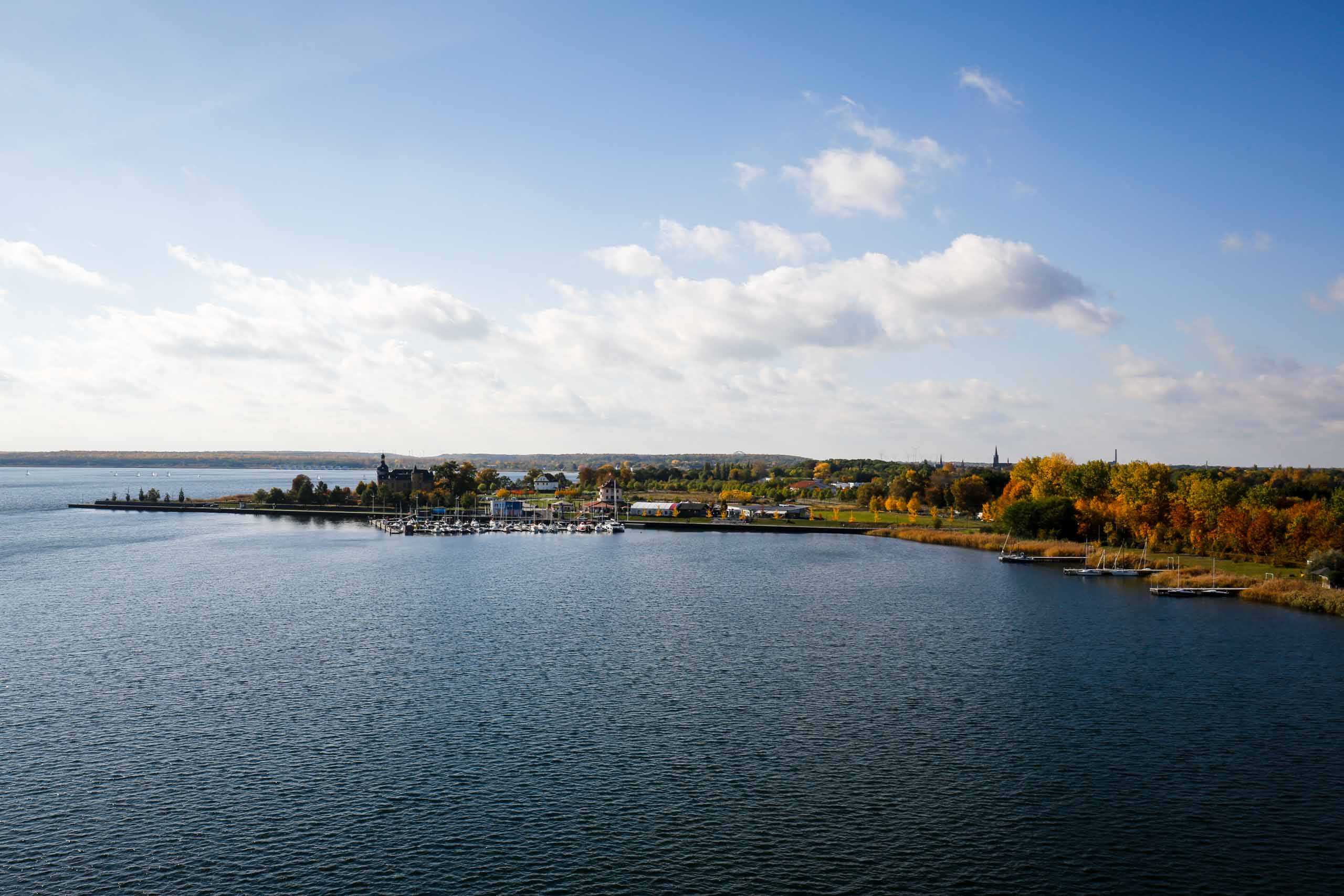 Halbinsel mit Agora Theater