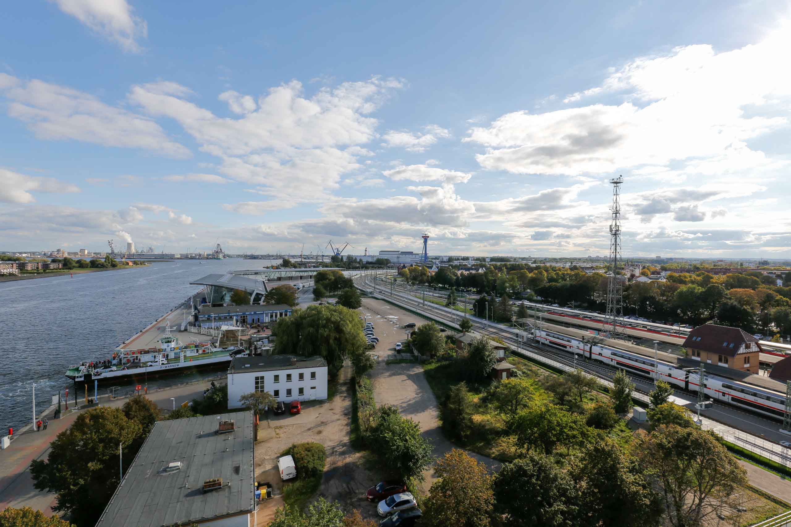 Warnemünde Kreuzfahrtkai und Bahnhof