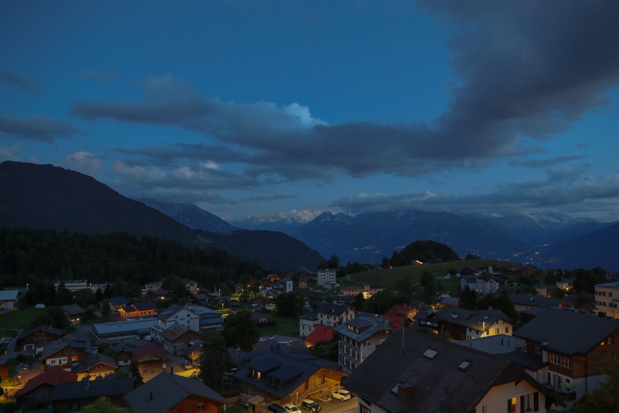 abendlicher Blick vom Hotelfenster auf Leysin