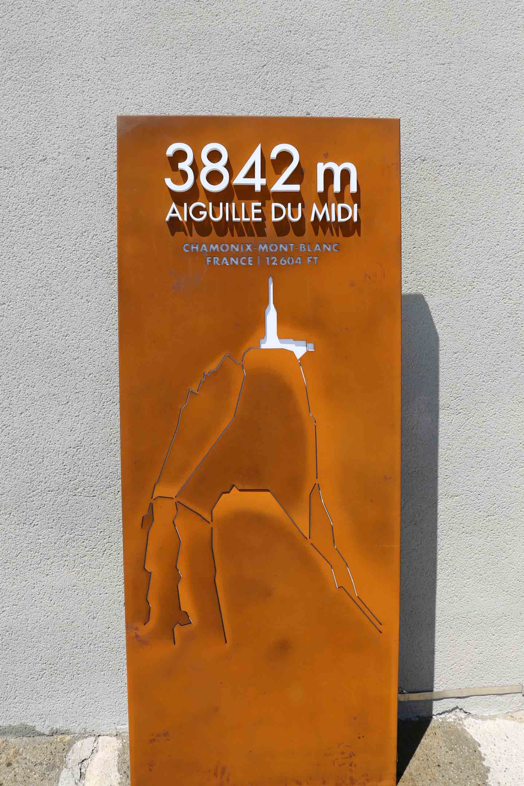 3842 m steht auf dem Schild