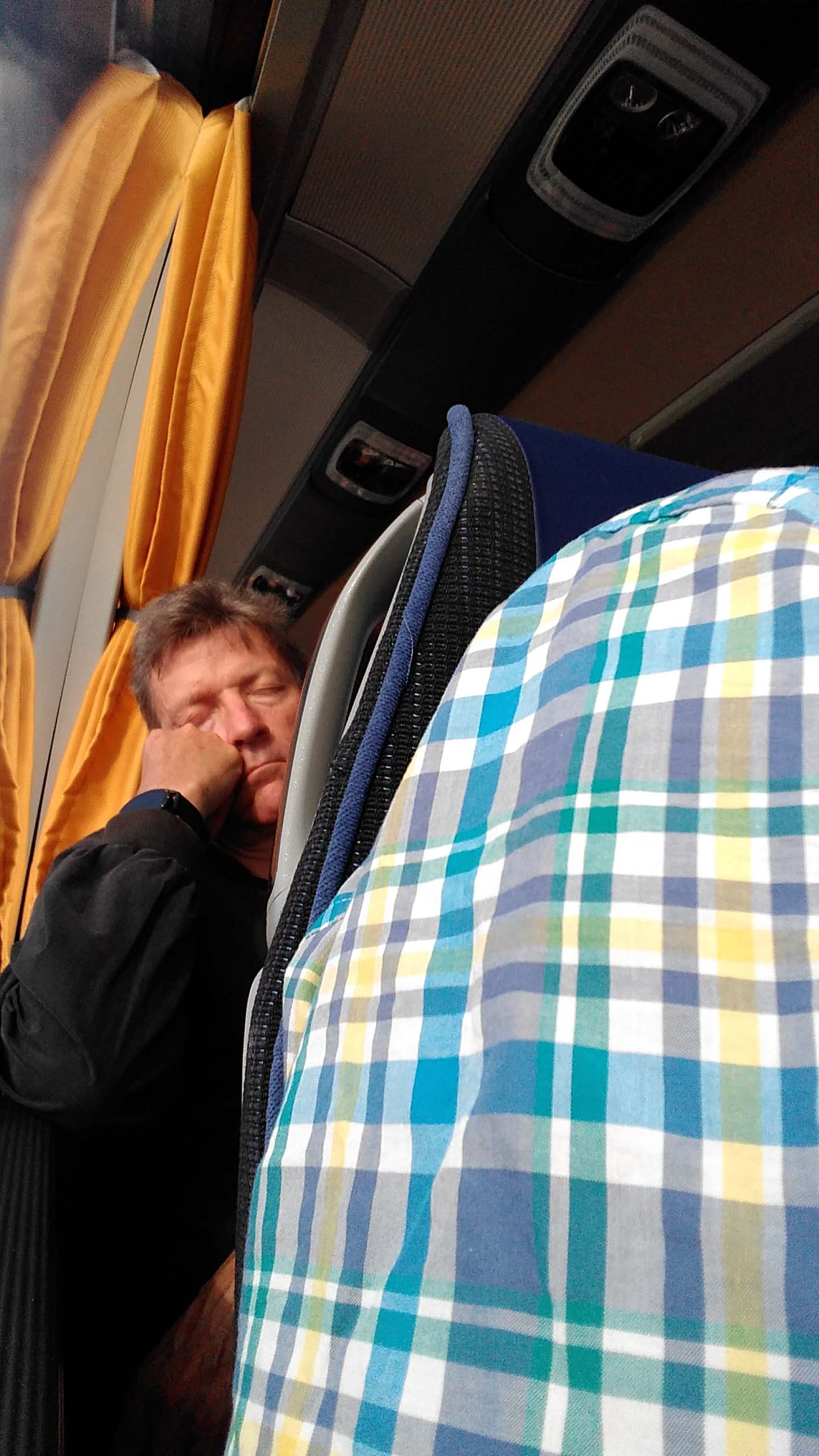 "Er kann im Bus nicht schlafen"