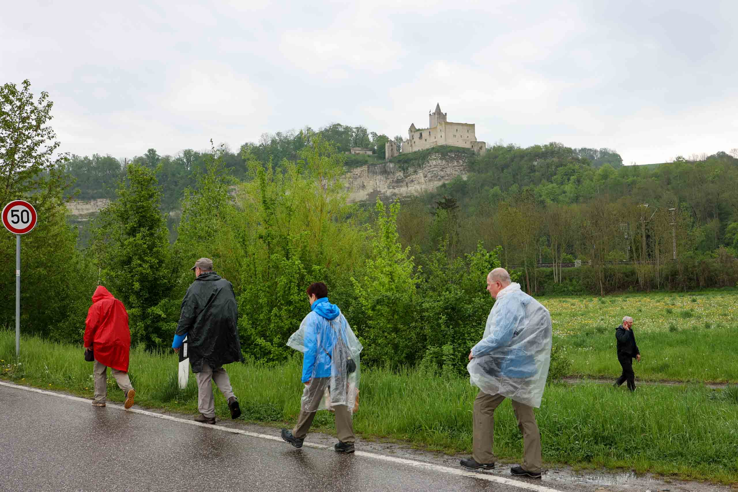 Wir gehen neben der Straße heimwärts