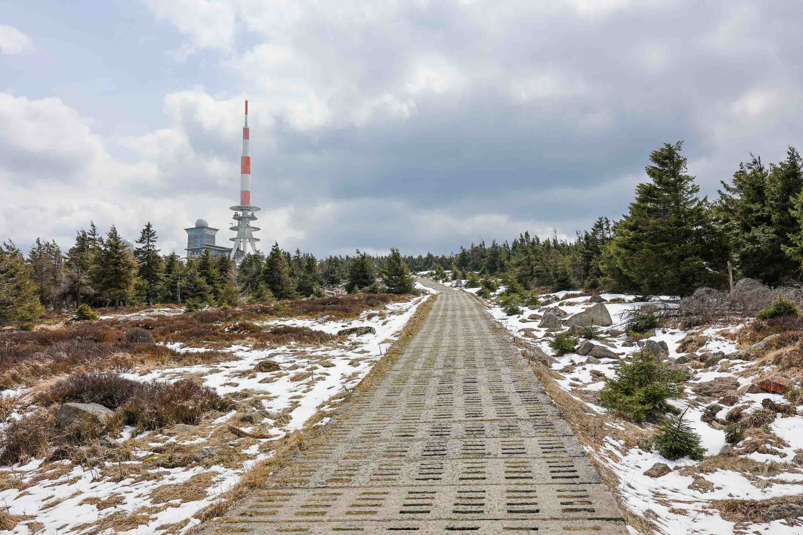 Dir mühsame Anstieg auf dem Kolonnenweg zieht sich in die Länge