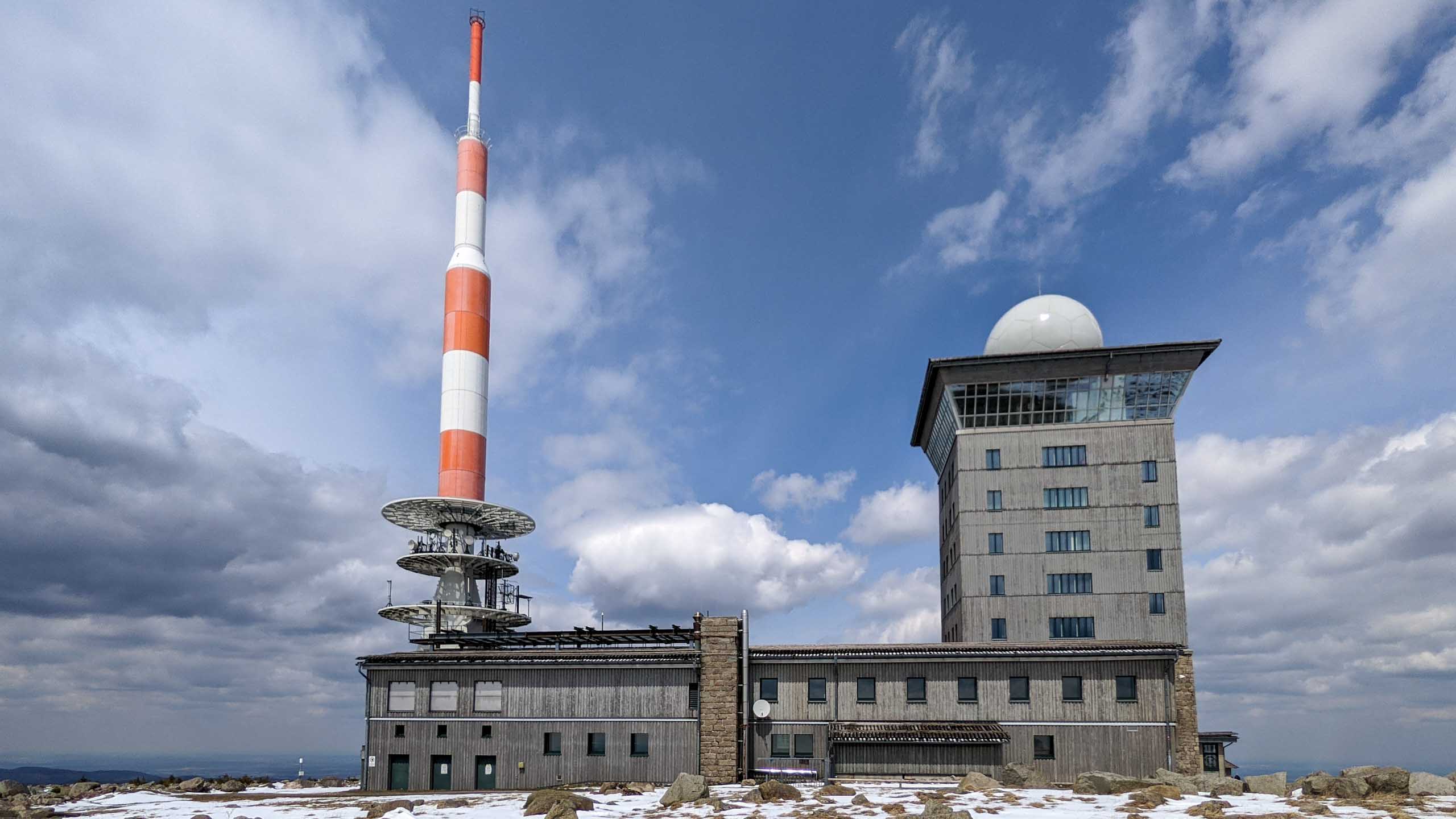 Sendeturm und Radaranlage