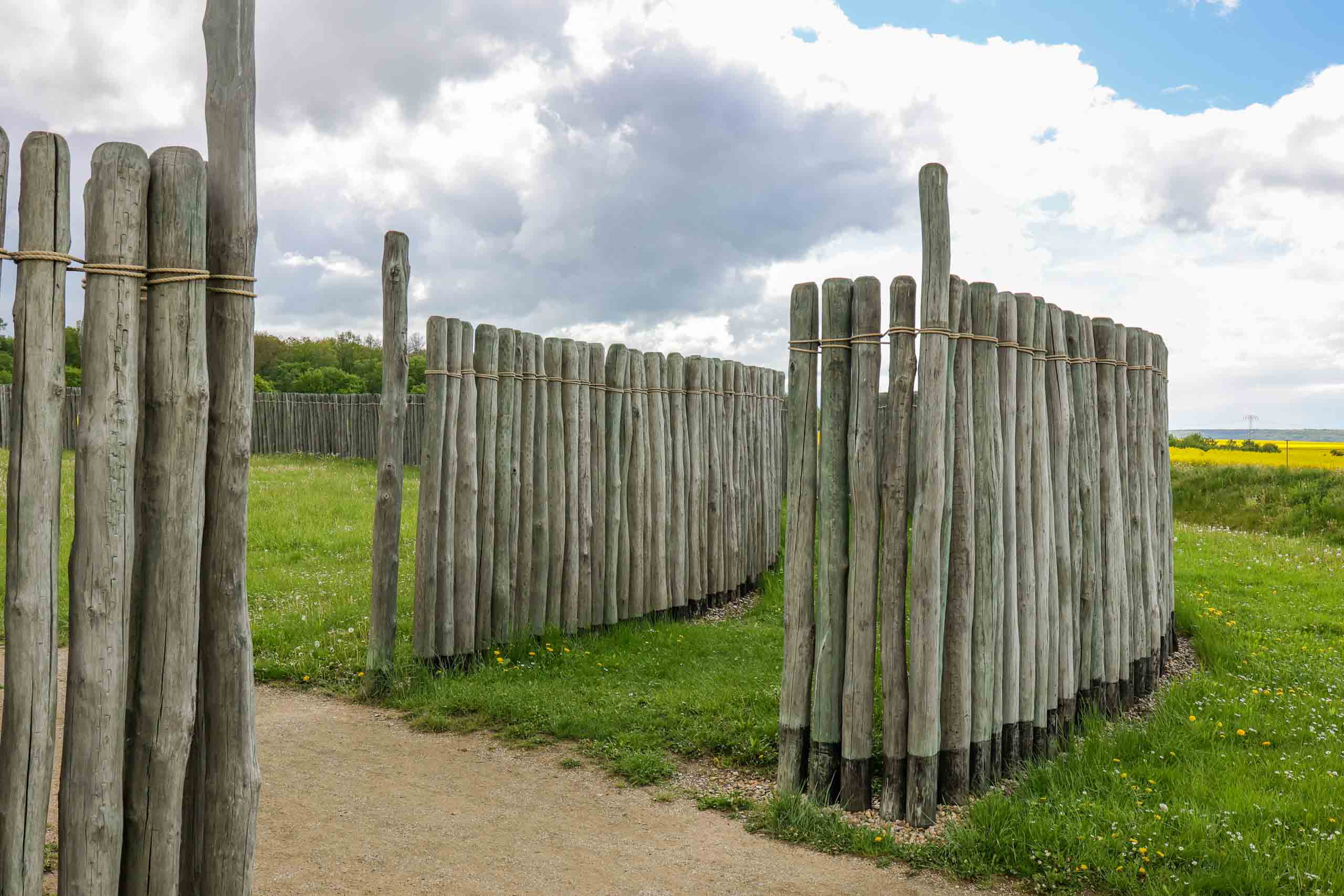 1991 bei Erkundungsflug durch ringfömige Farbveränderungen entdeckt